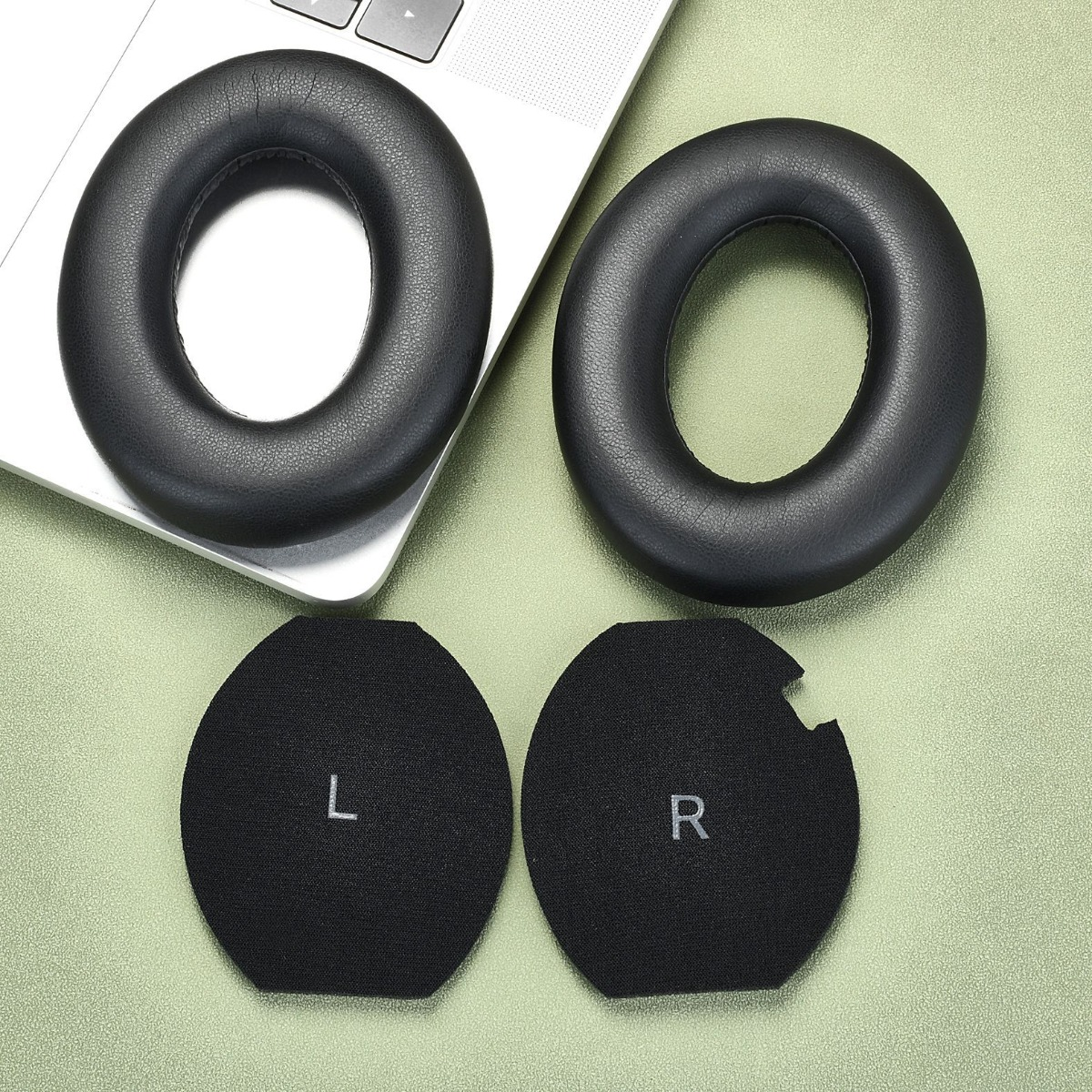 Due cuscinetti neri e due coperture in tessuto nere con L e R.