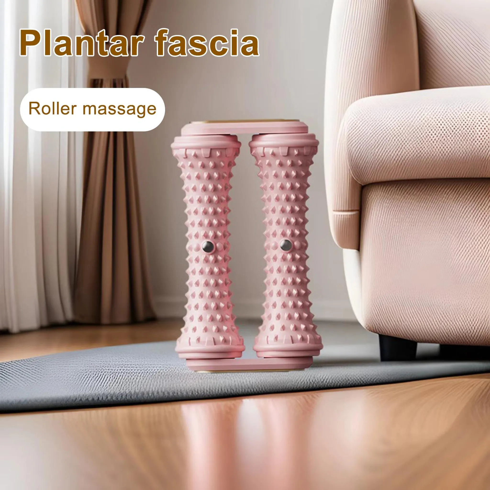 Ein rosafarbener Fußmassageroller mit Noppen steht auf einer Matte vor einem Sofa.