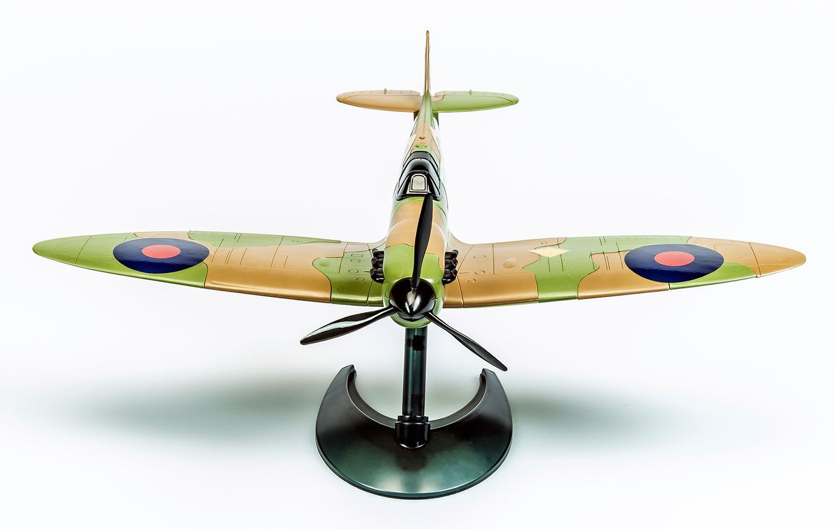 Model Spitfire z kamuflażem na stojaku, widziany od przodu.