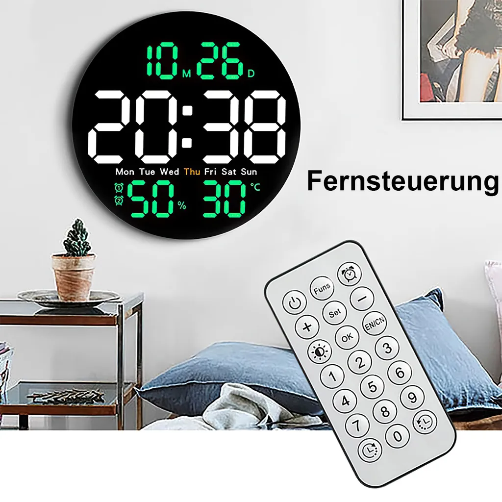 Eine digitale Wanduhr zeigt Zeit, Datum, Luftfeuchtigkeit und Temperatur an. Eine Fernbedienung liegt daneben.