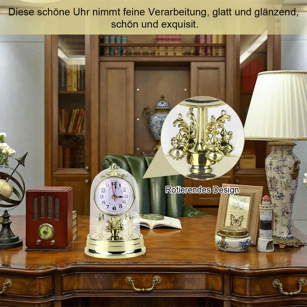 Eine goldene Pendeluhr mit weißem Zifferblatt steht auf einem Holzschreibtisch.