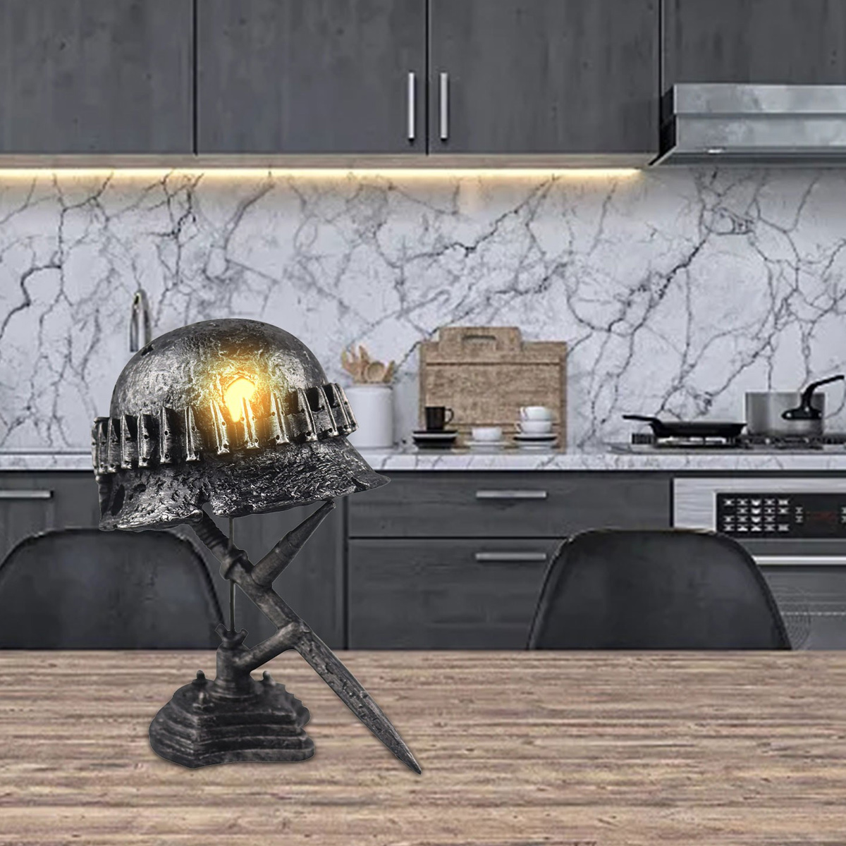 Ein Helm-förmiges Licht mit einer Glühbirne, die auf einem Holztisch steht.