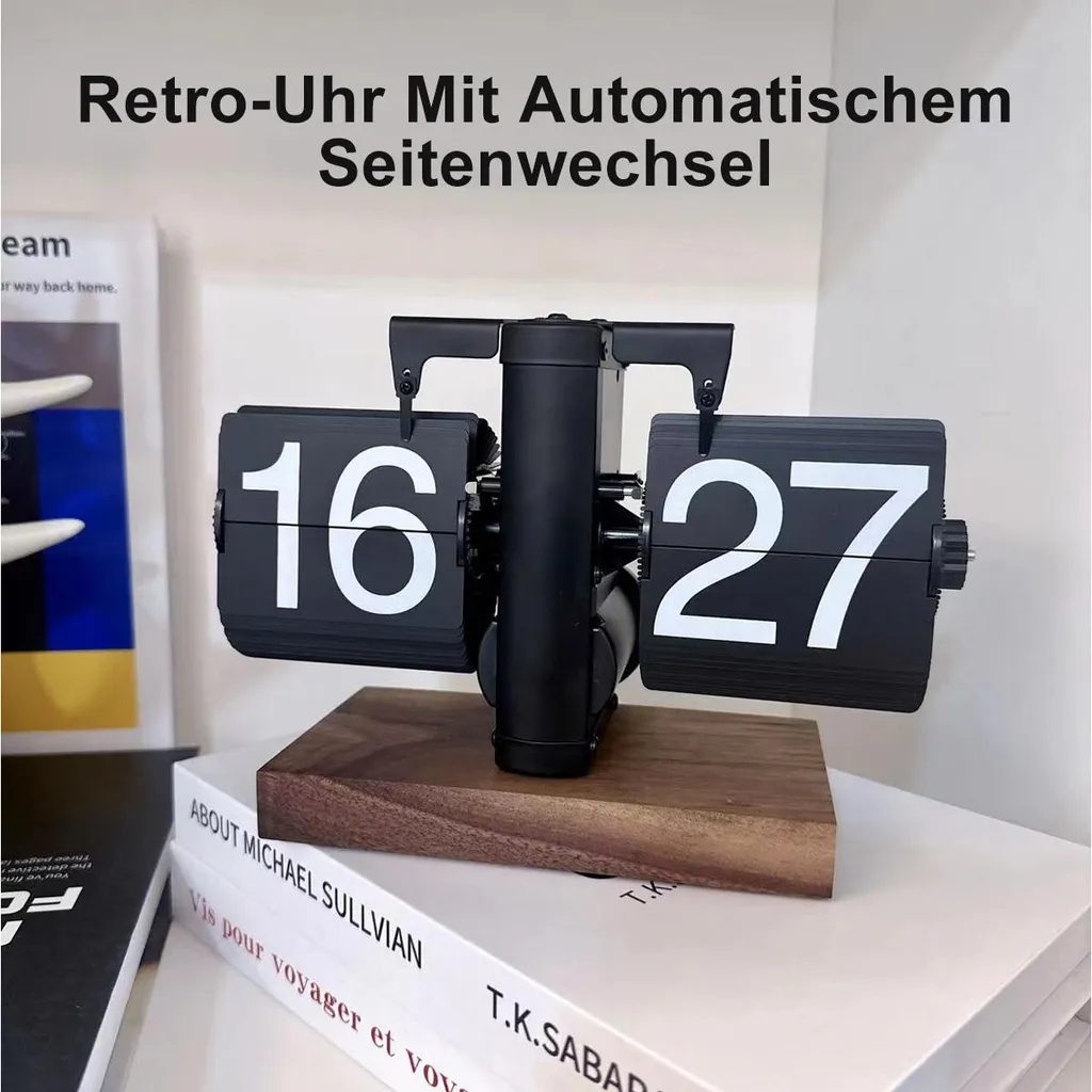 Eine schwarze Retro-Flip-Uhr auf einem Holzsockel zeigt 16:27.
