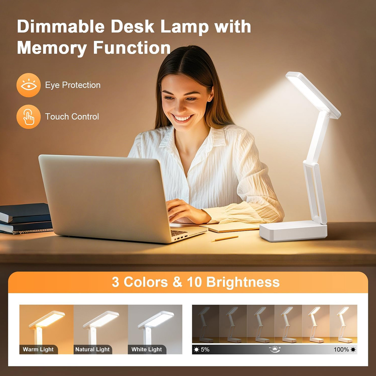 Eine Frau arbeitet am Laptop, daneben steht eine weiße Schreibtischlampe mit drei Lichtfarben.