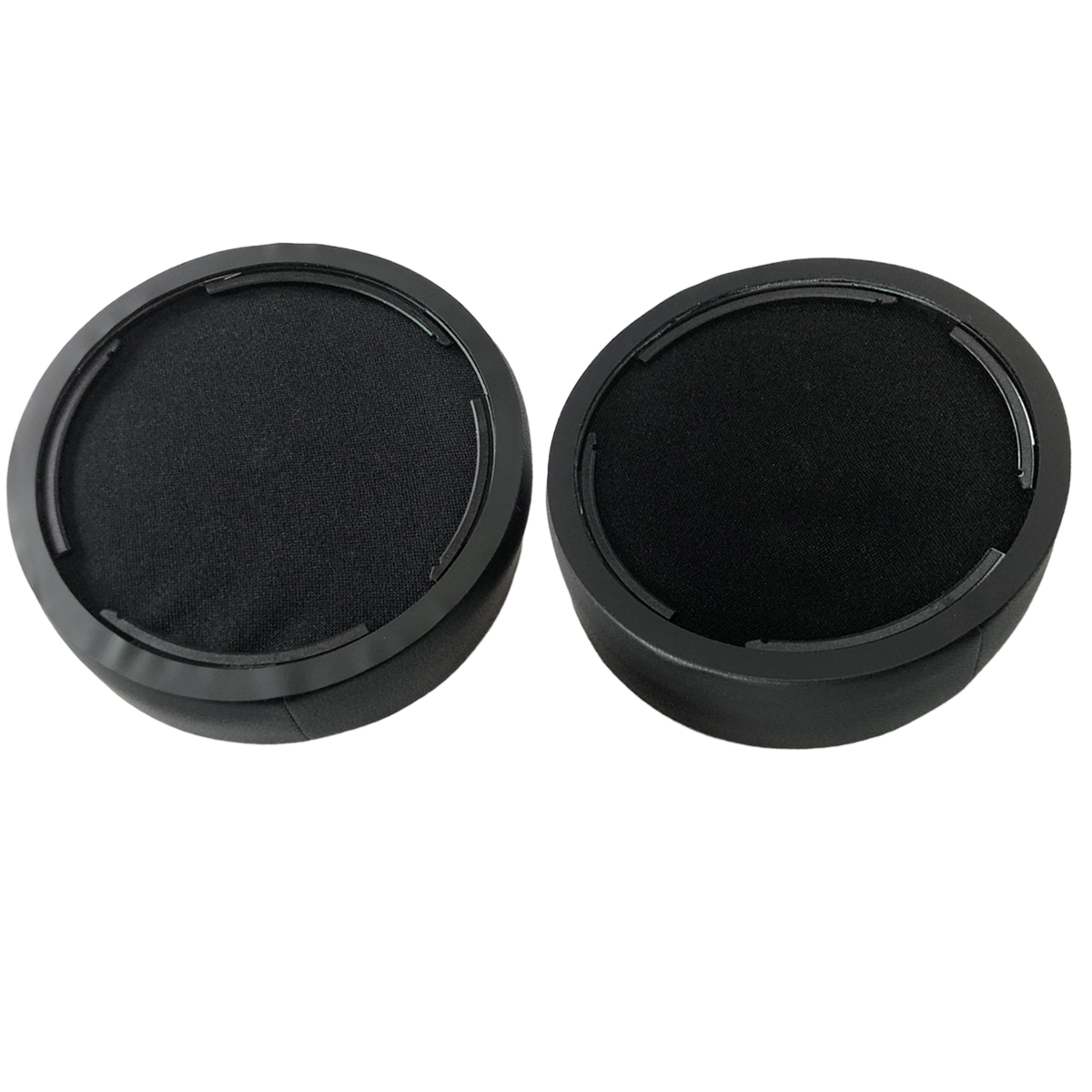Dwa czarne nauszniki słuchawek obok siebie na białym tle.
