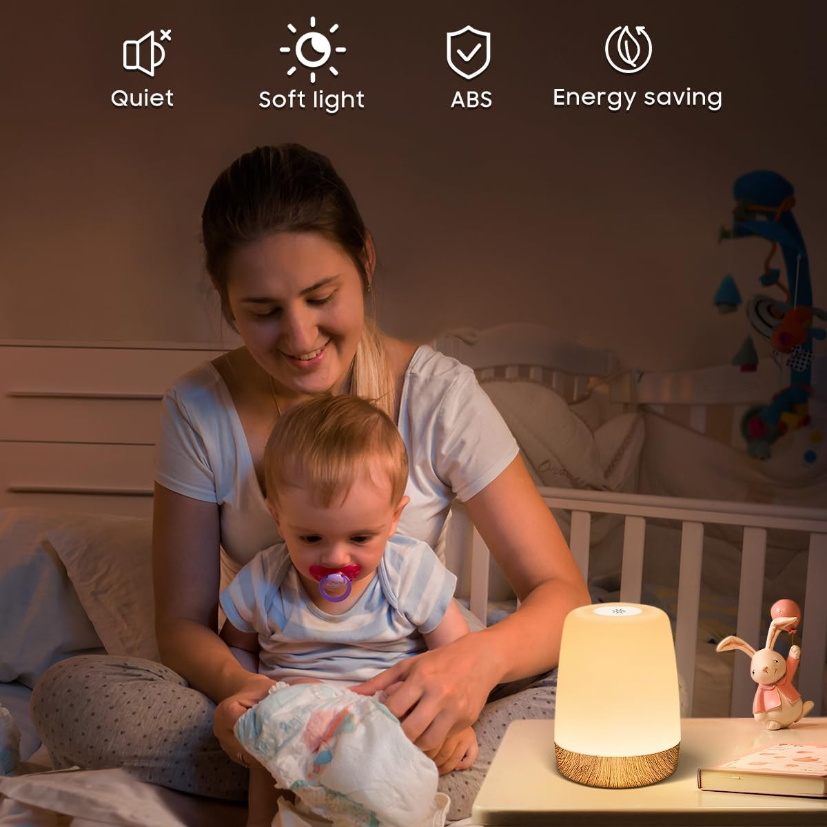 Mutter und Baby in einem Nachttisch mit Lampe und Spielzeug.