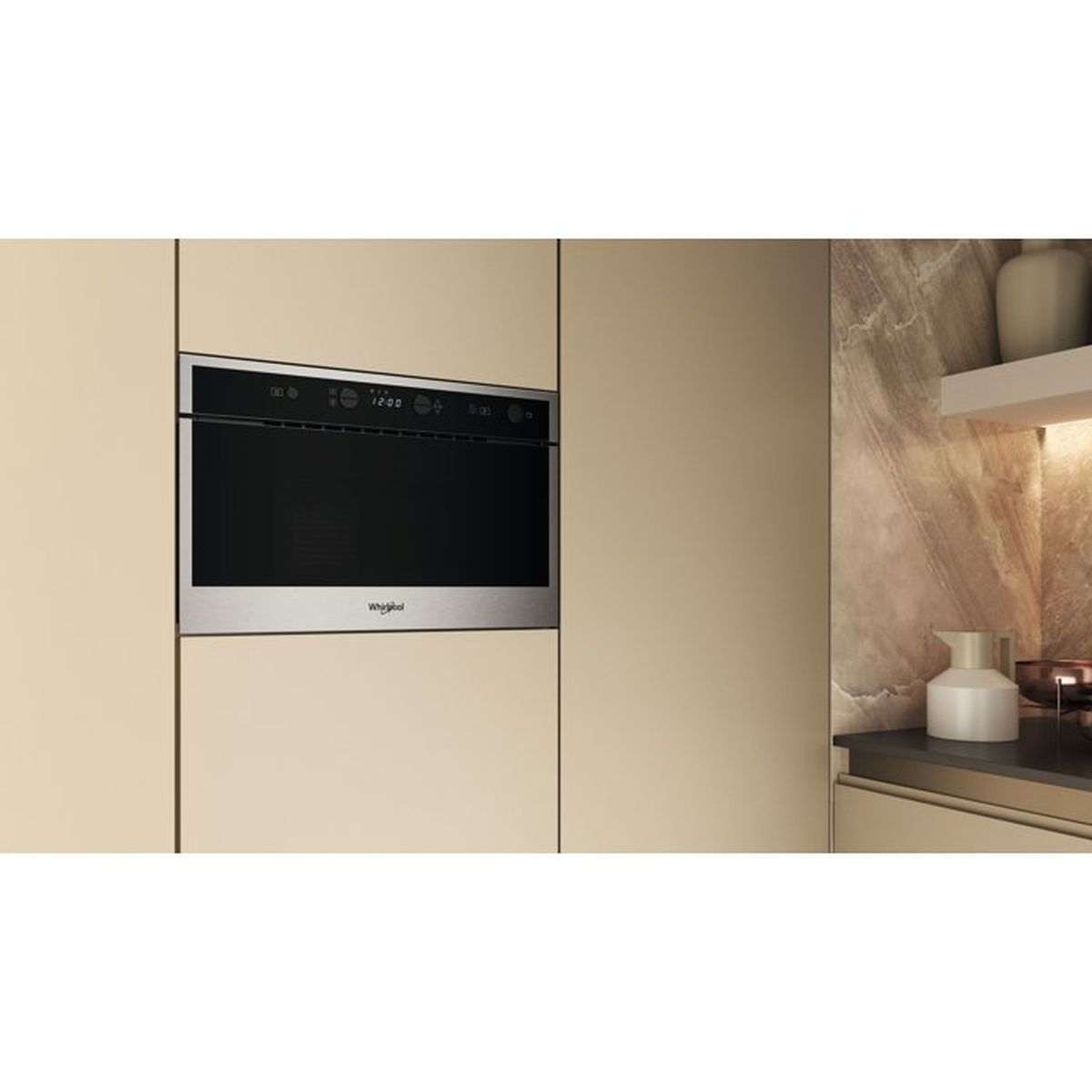 Horno empotrado con detalles de acero inoxidable en una cocina color crema.