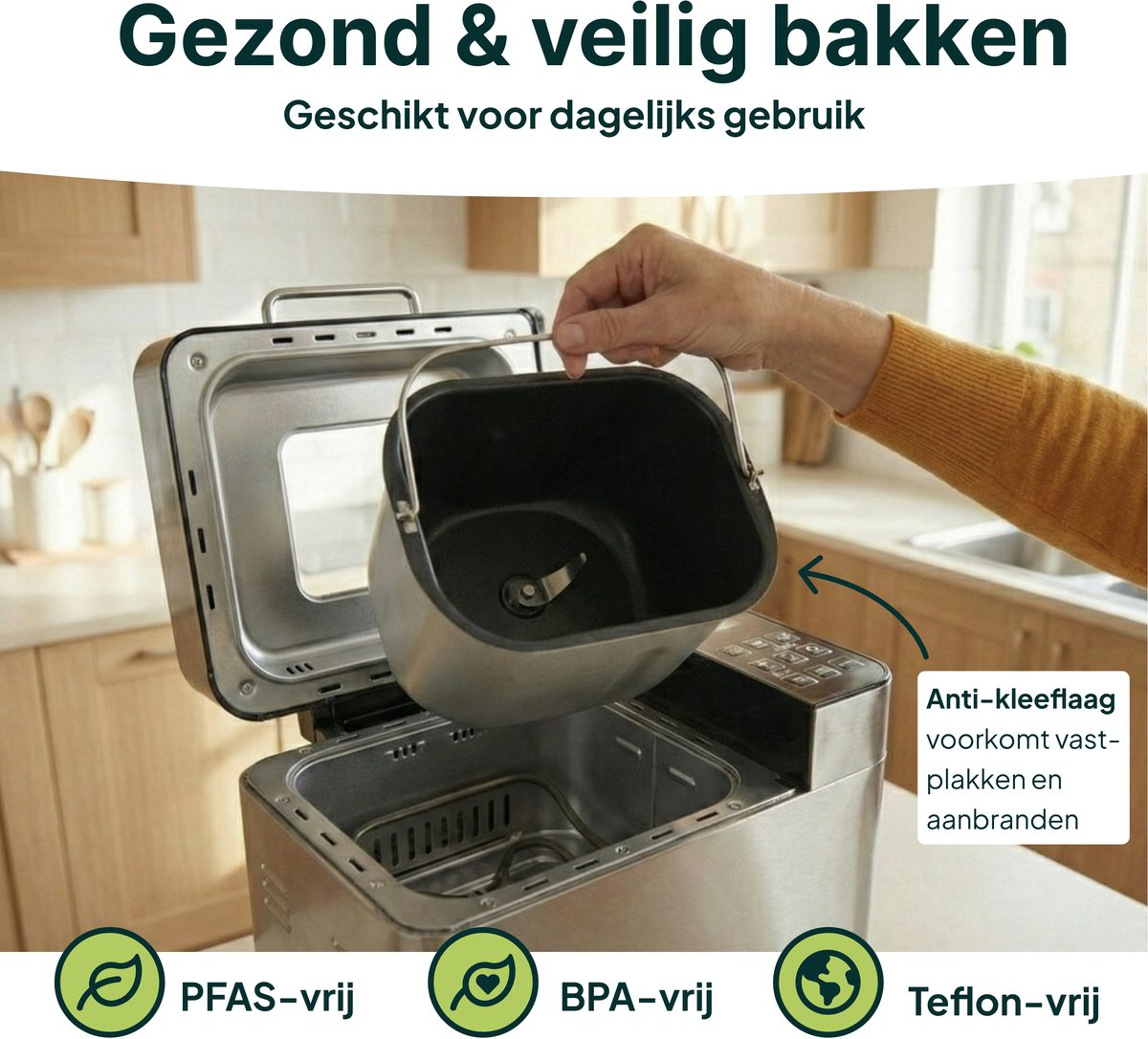 Een hand verwijdert een broodvorm uit een broodbakmachine. Anti-kleeflaag.