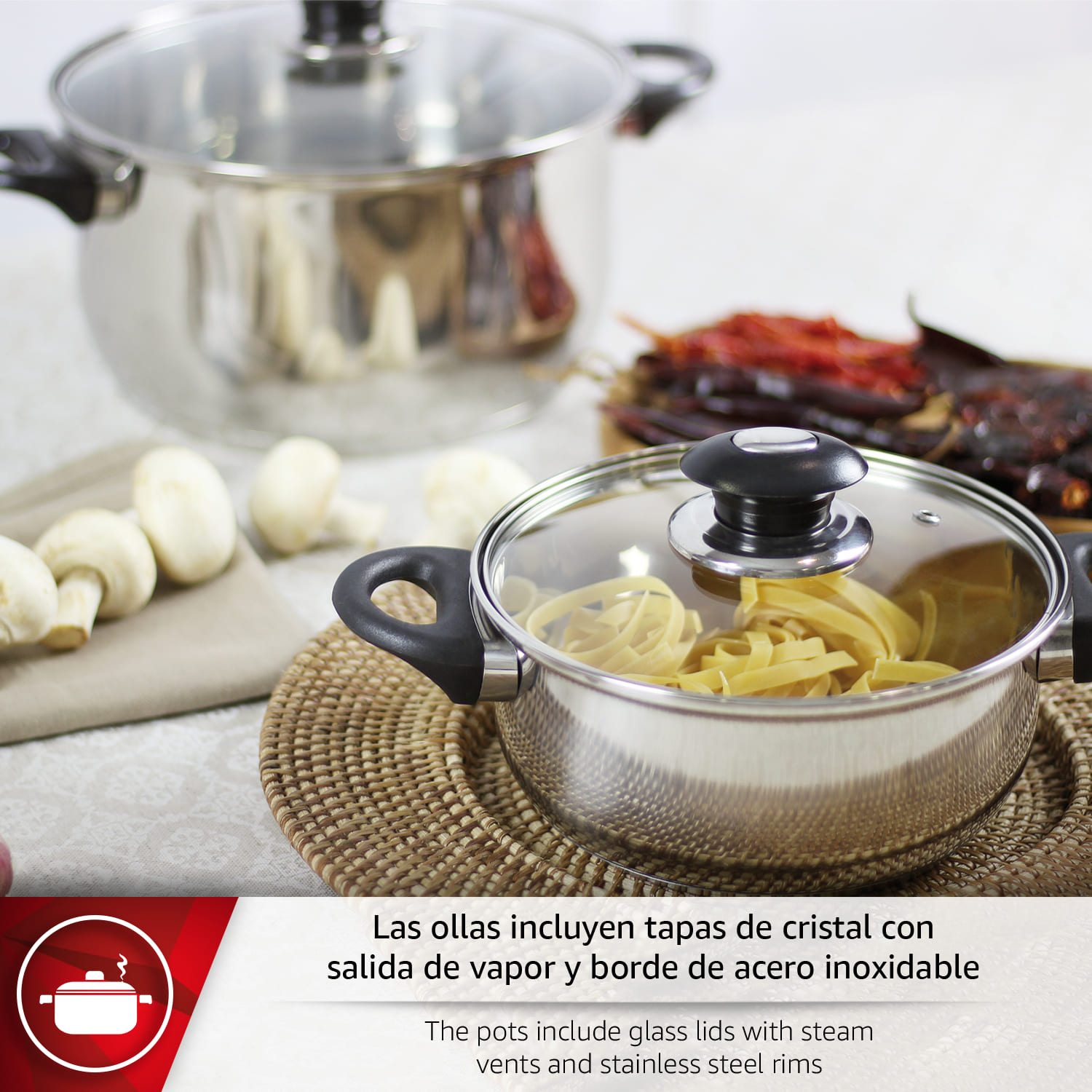 Una olla con tapa de cristal y pasta, junto a champiñones y chiles.