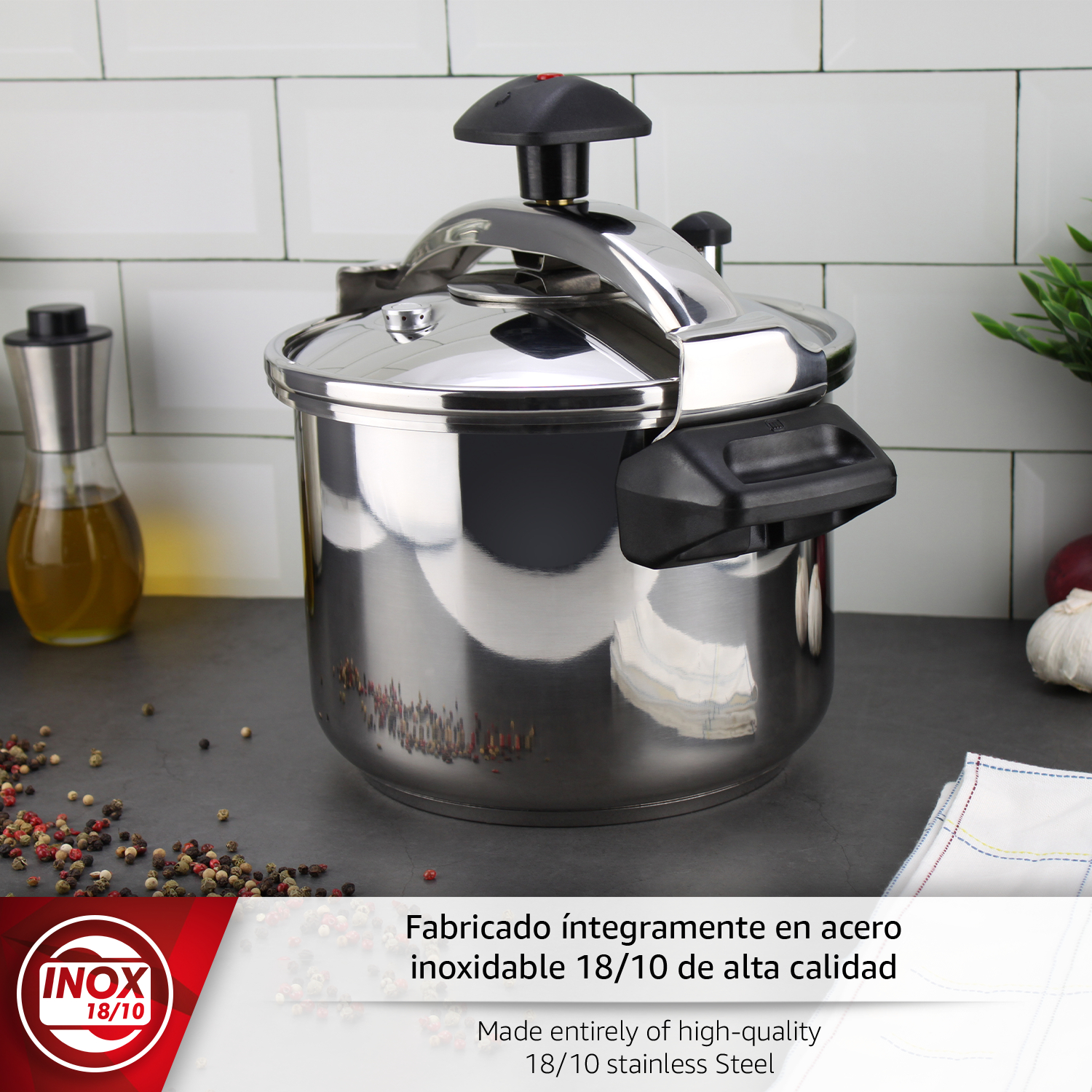Olla a presión de acero inoxidable con asas y válvula, junto a especias y aceite.