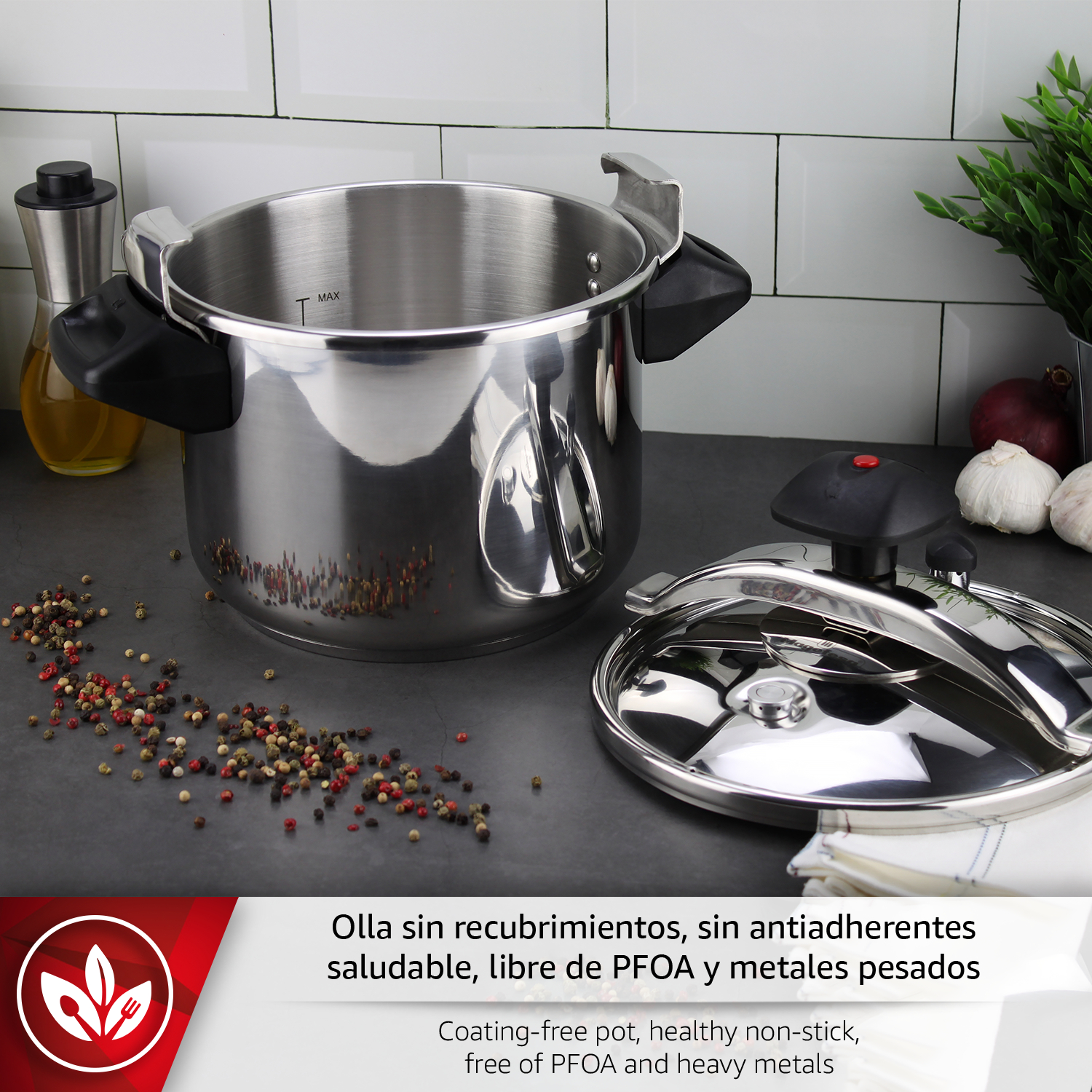 Olla a presión de acero inoxidable con tapa quitada, junto a especias, ajo y cebolla.