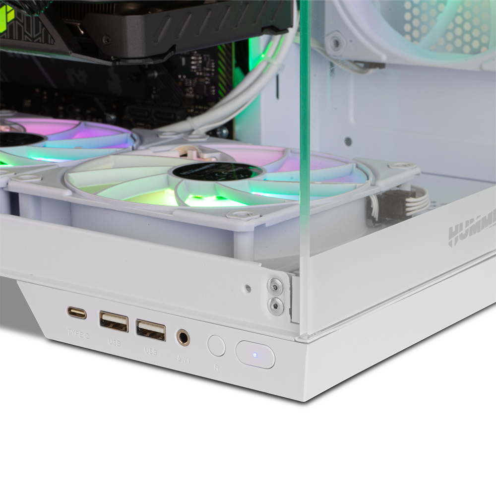 Un PC blanco con ventiladores RGB, puertos USB-C, USB-A y audio.