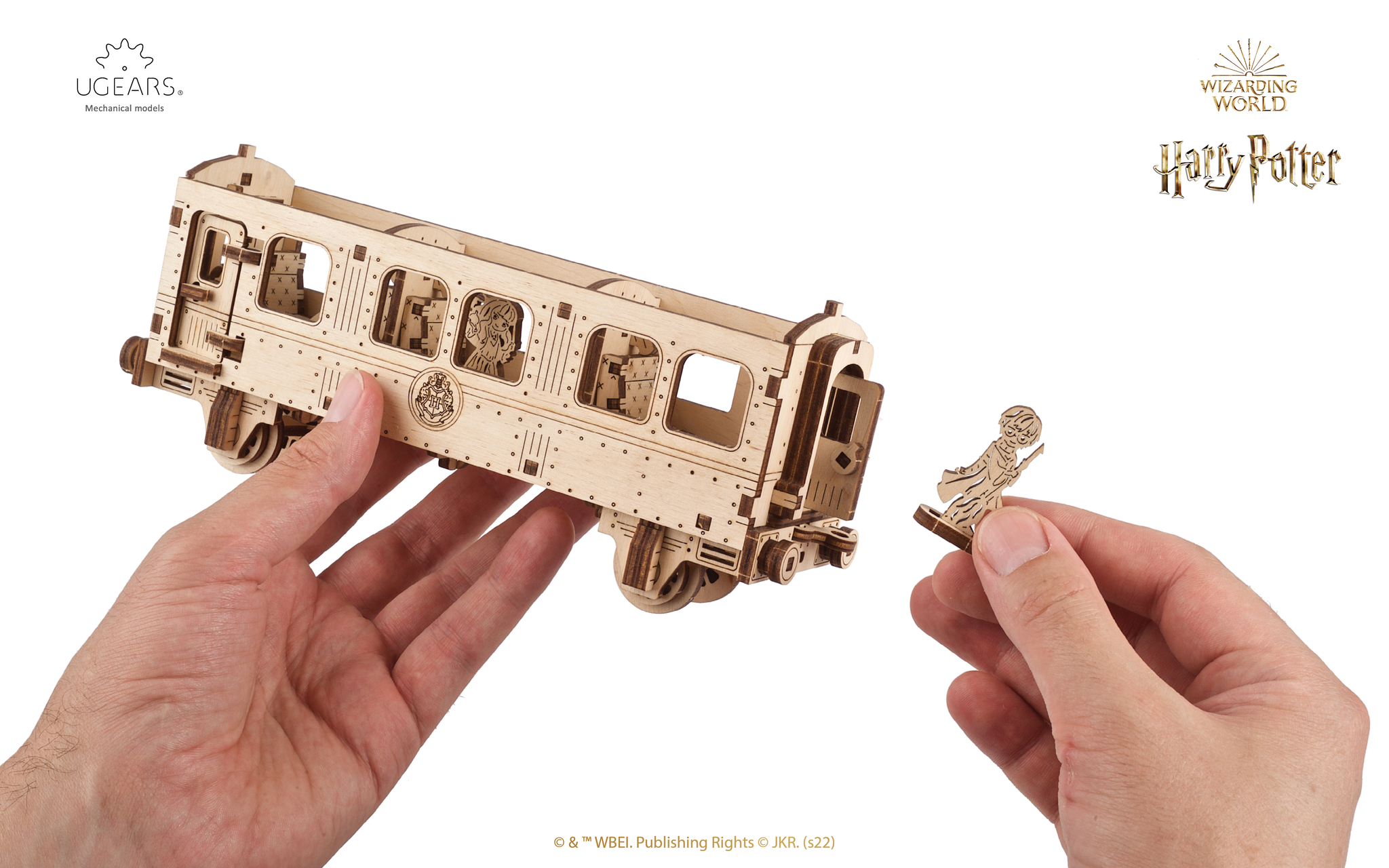 Modèle en bois du Poudlard Express avec figurine de Harry Potter.