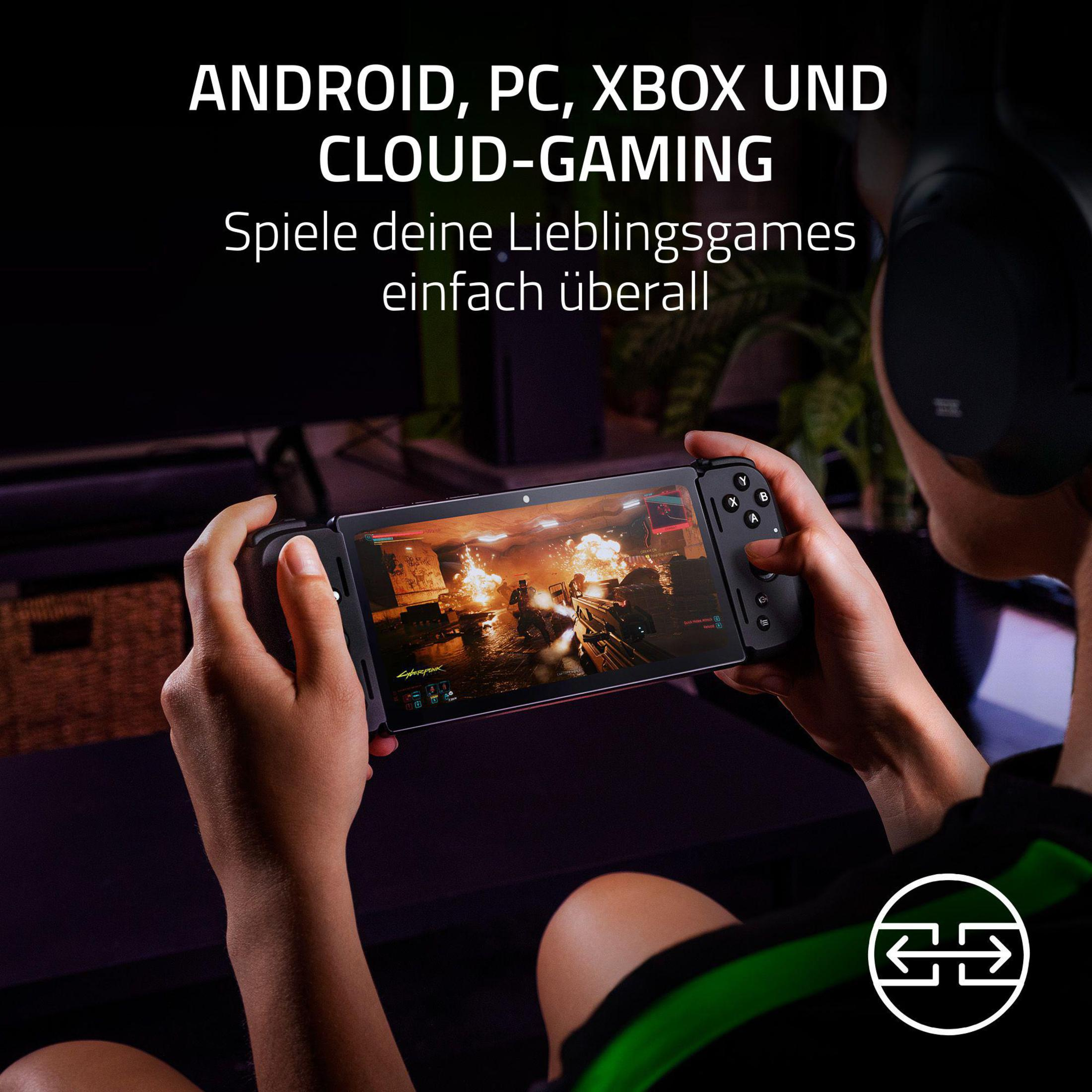 Person hält ein Handheld-Gerät mit einem actiongeladenen Spiel und Kopfhörern.