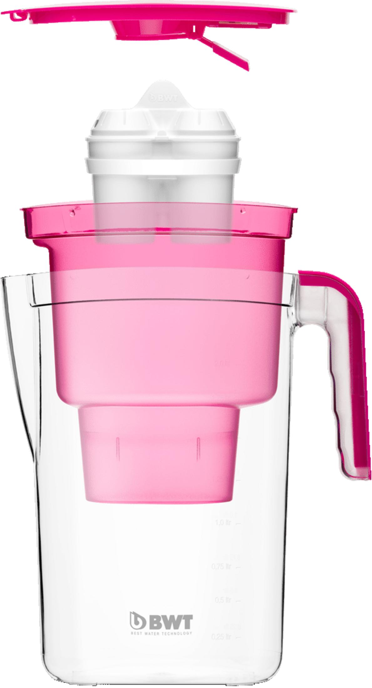 Una caraffa filtrante trasparente con interno, manico e coperchio rosa, dotata di una cartuccia filtrante bianca.