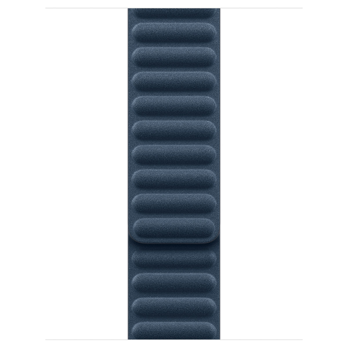 Ein dunkelblaues Armband mit horizontalen Polstern, das an einem weißen Hintergrund befestigt ist.