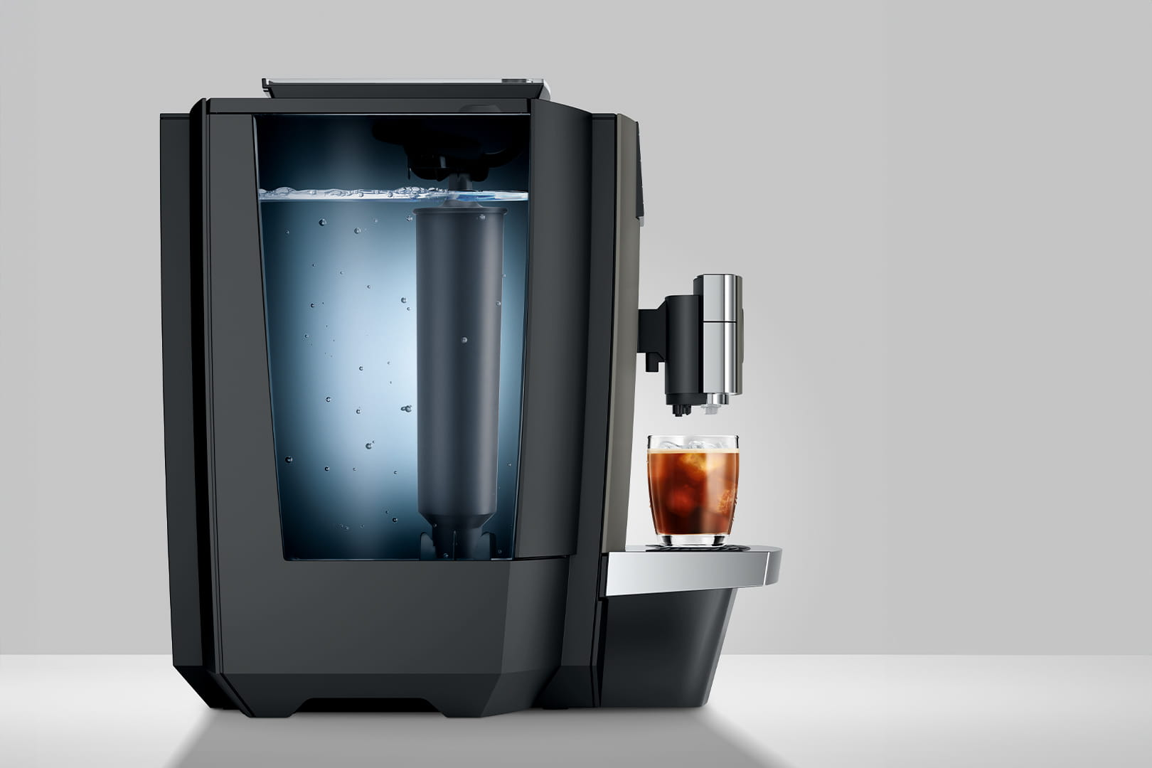 Macchina da caffè con serbatoio dell'acqua trasparente, pieno d'acqua e filtro.