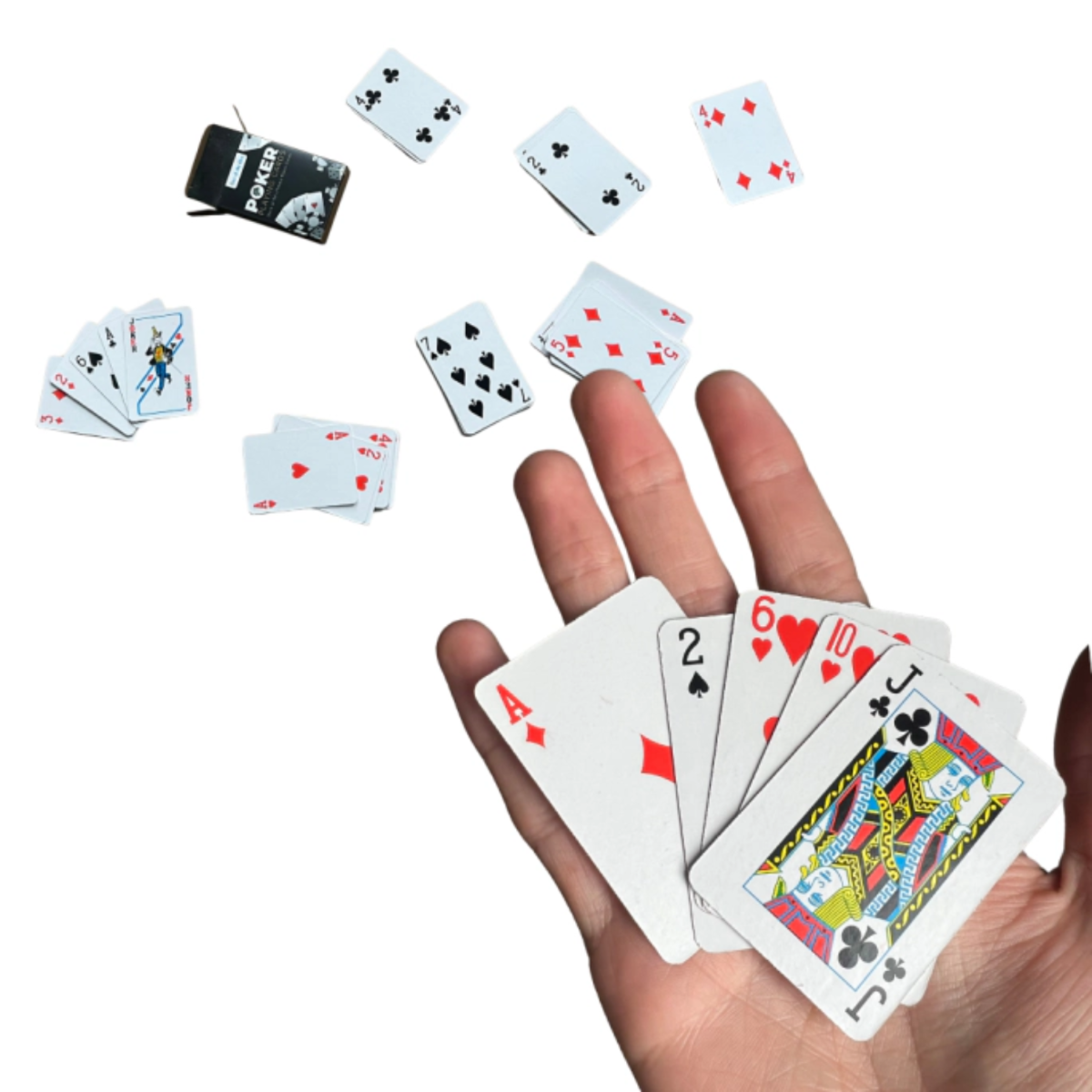 Een hand houdt speelkaarten vast, andere kaarten vliegen rond.