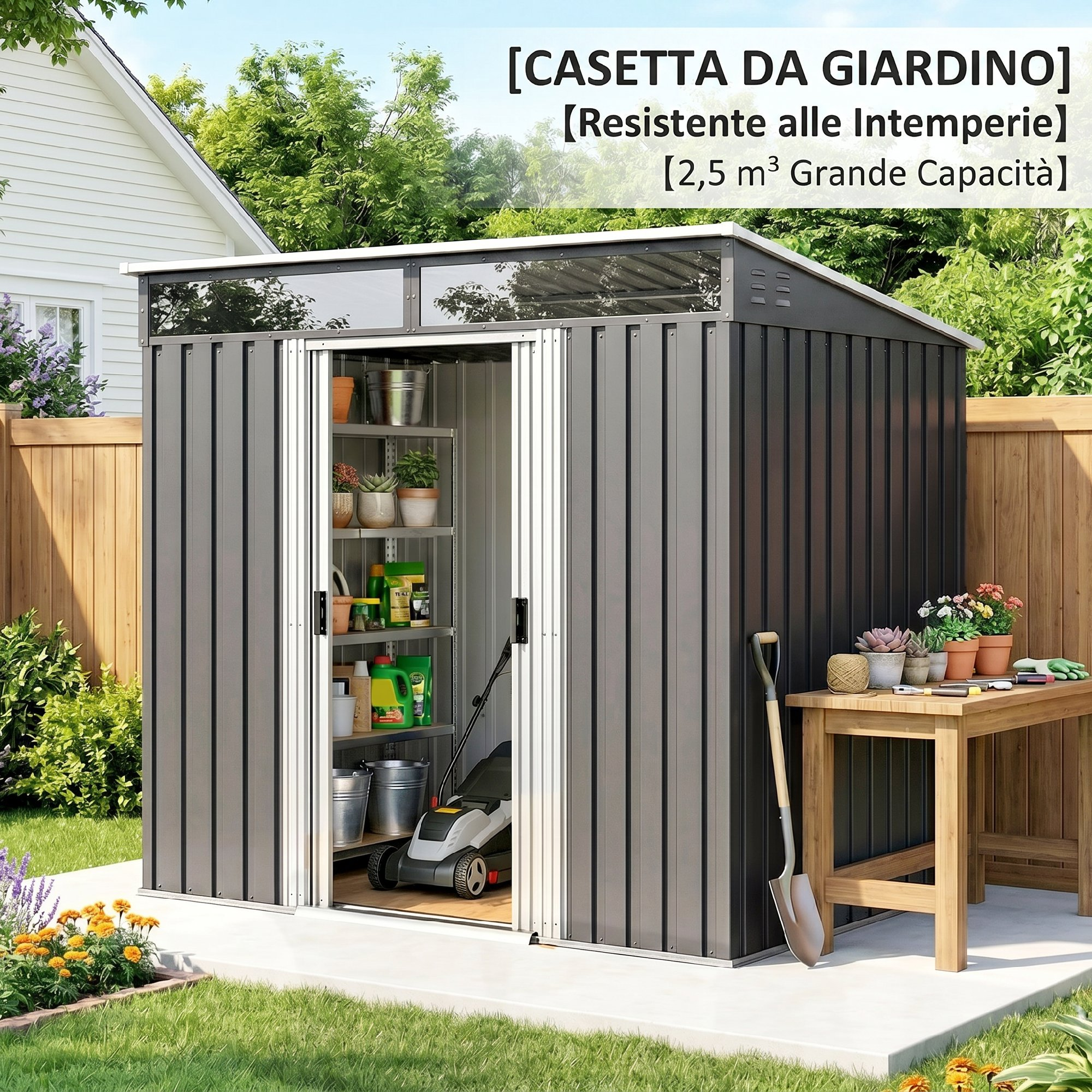 Capanna da giardino grigio scuro con porta aperta, scaffali con vasi e attrezzi.