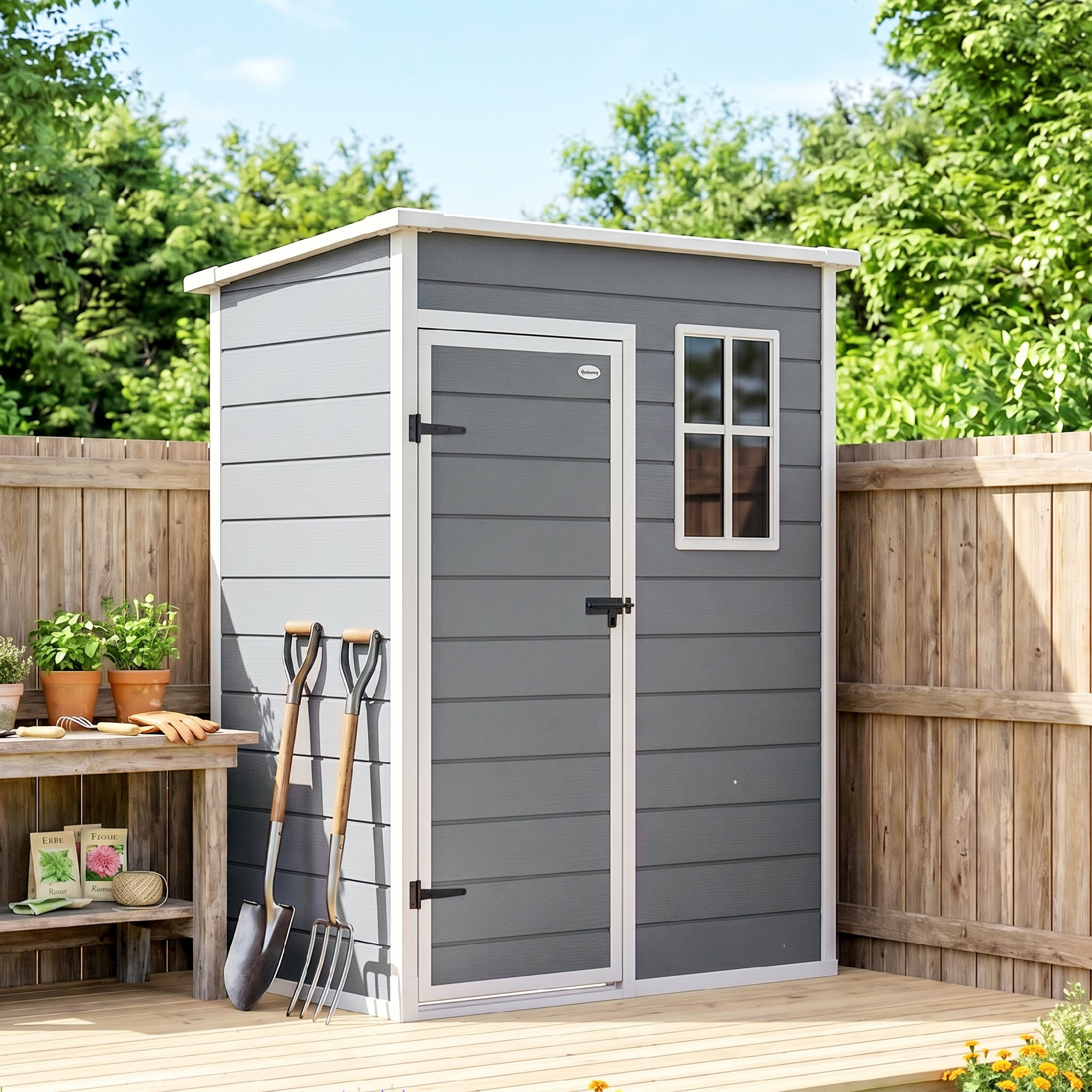 Capanno da giardino grigio con finestra, porta, rivestimento in legno e attrezzi.