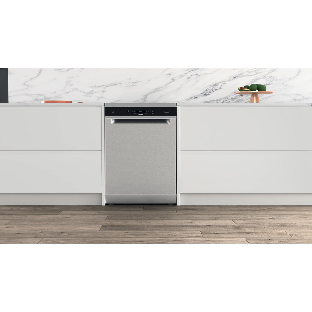 Een zilverkleurige vaatwasser in een moderne keuken met witte kasten.