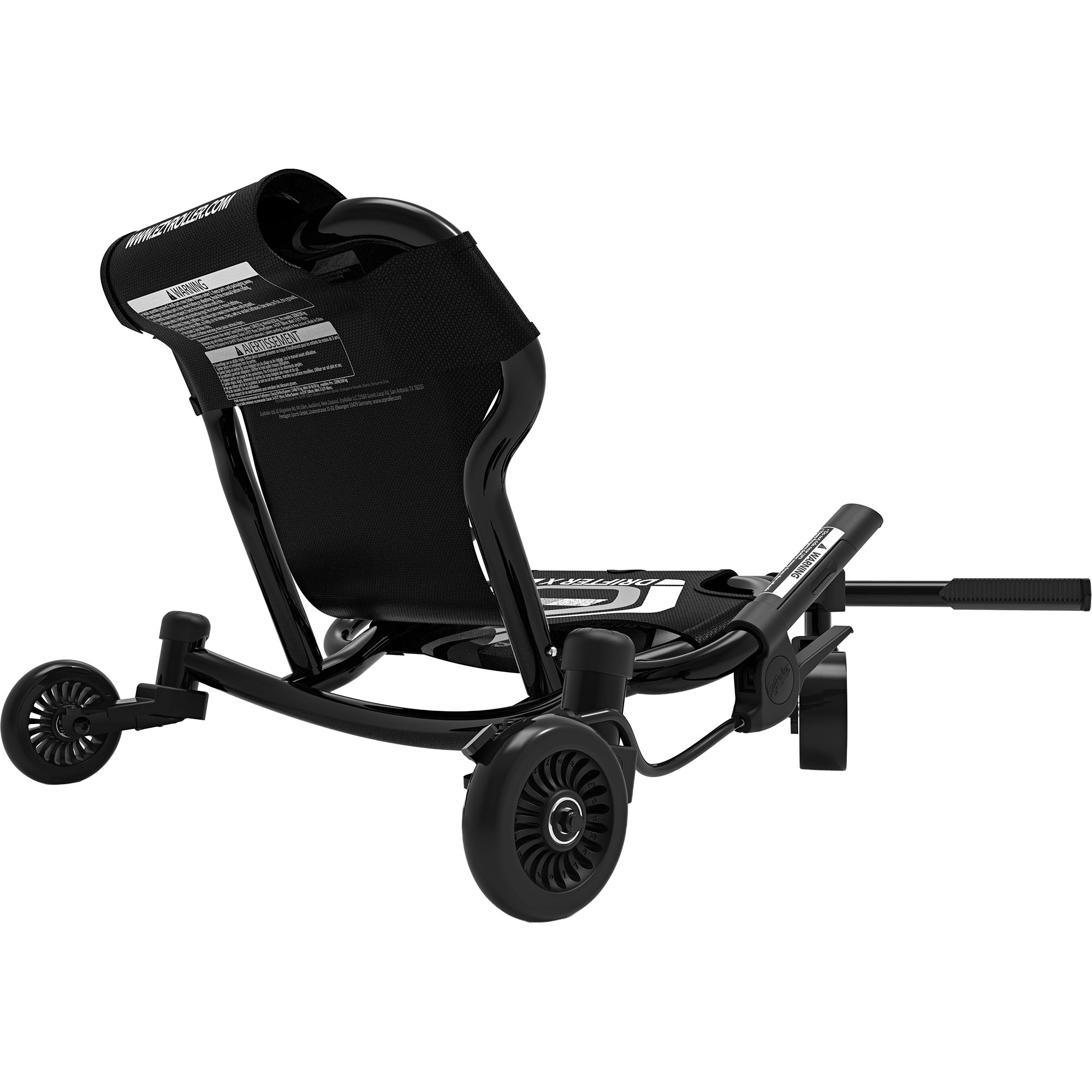 Ein schwarzer Dreirad-Roller mit Lenker, Sitz und Rädern auf weißem Hintergrund.