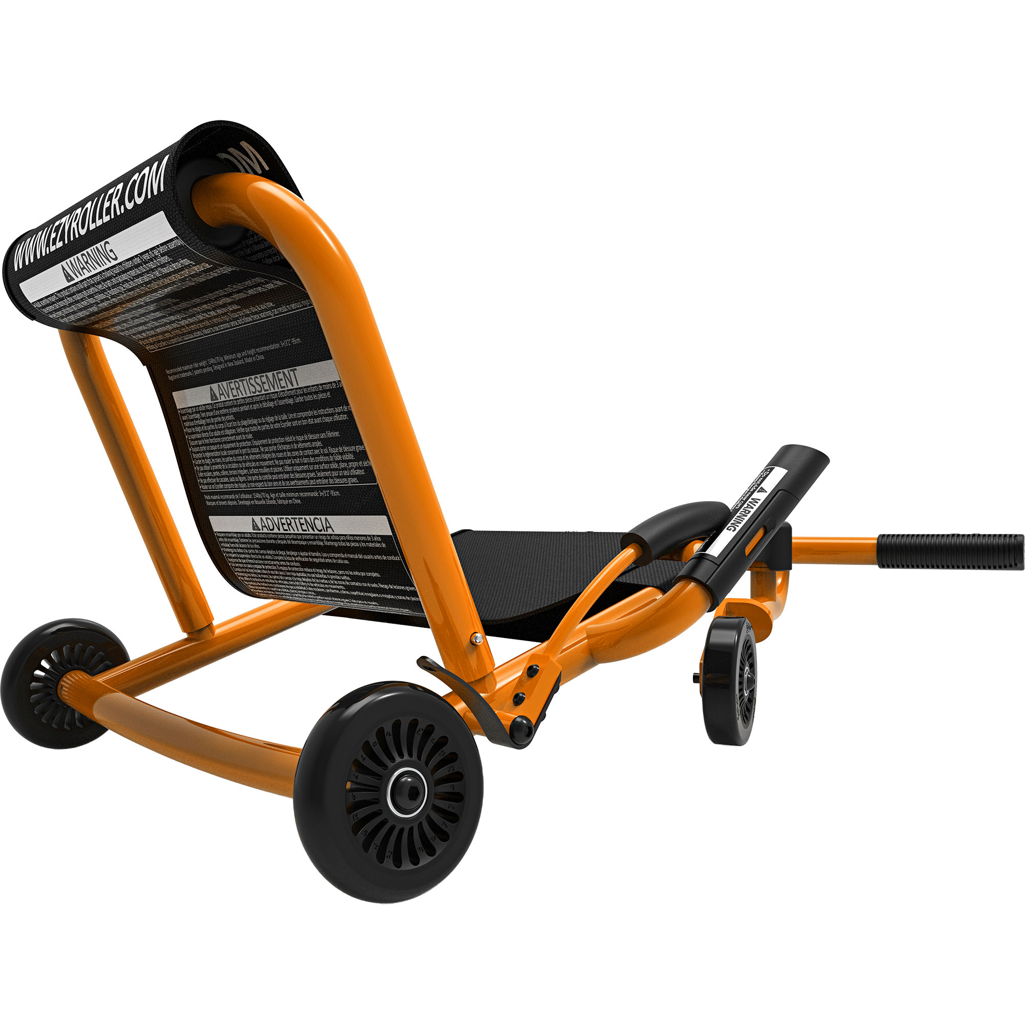 Ein orangefarbener Ezyroller mit schwarzen Rädern und Sitz, auf weißem Hintergrund.