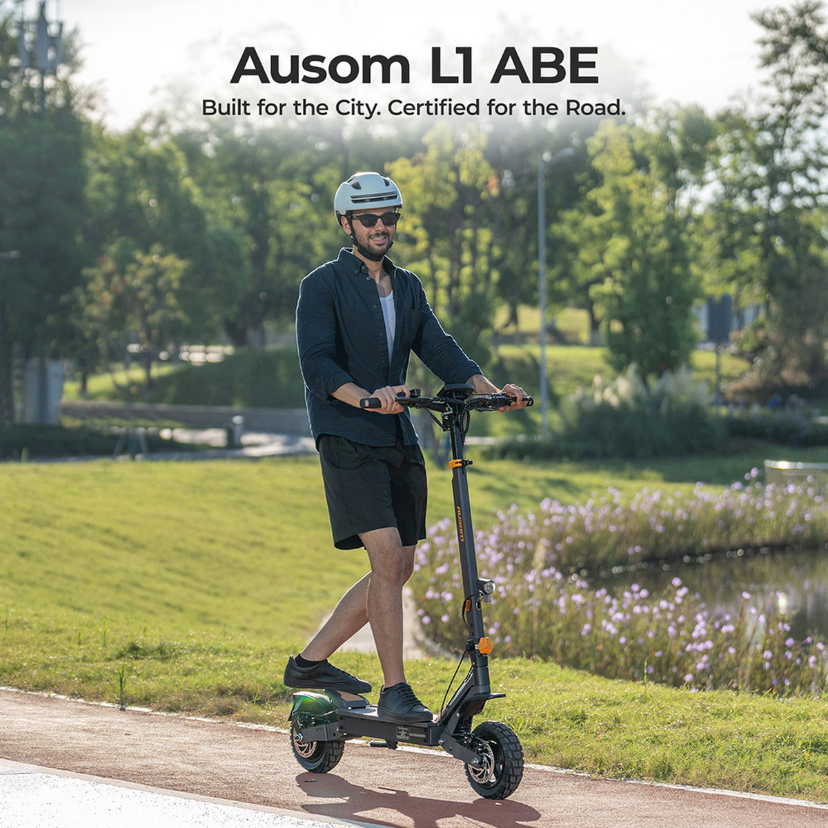 Mann fährt E-Scooter auf einem Weg im Park, trägt Helm und Sonnenbrille.
