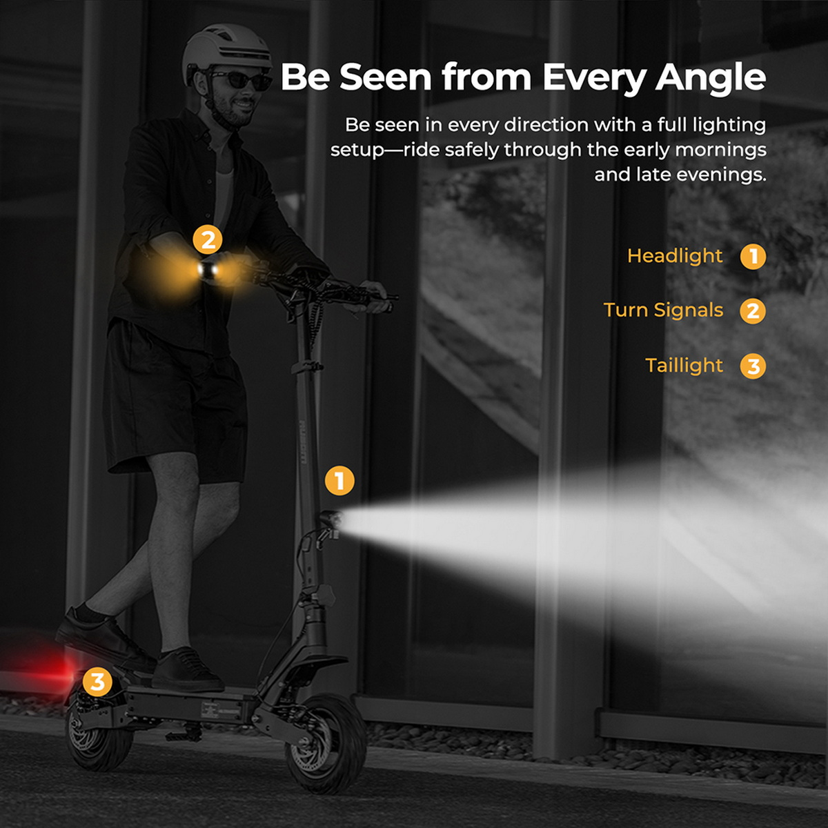 Mann auf E-Scooter mit beleuchtetem Scheinwerfer, Blinkern und Rücklicht.