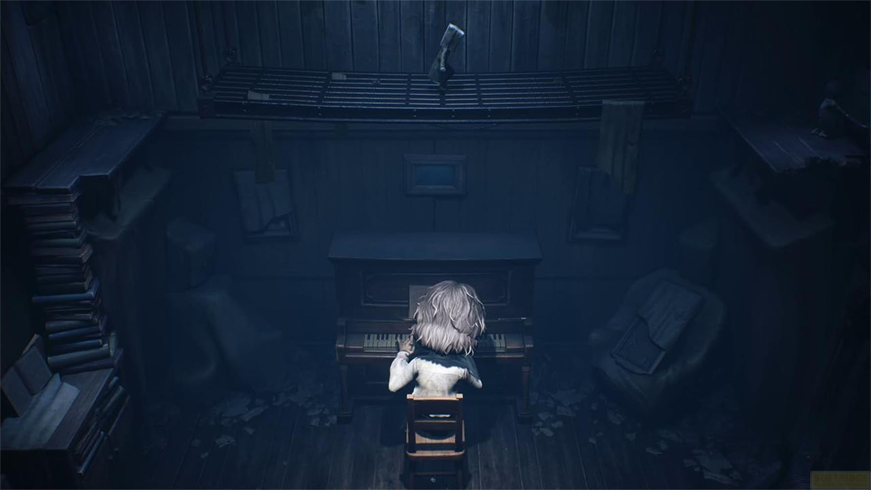 Ein Kind mit grauem Haar spielt Klavier in einem dunklen Raum.