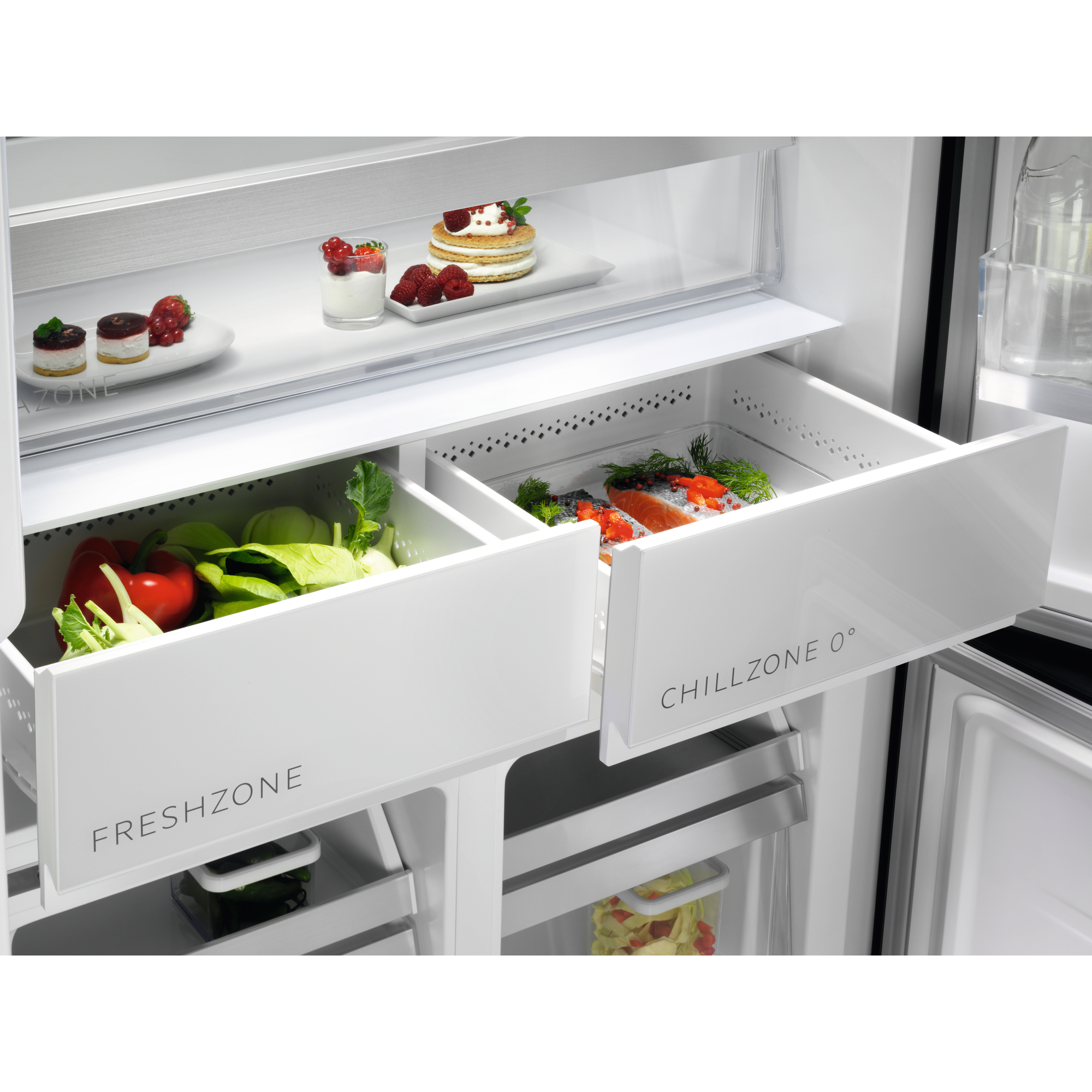 Gefrierschrank mit Lebensmitteln: Obst, Kuchen, Fisch und Gemüse.