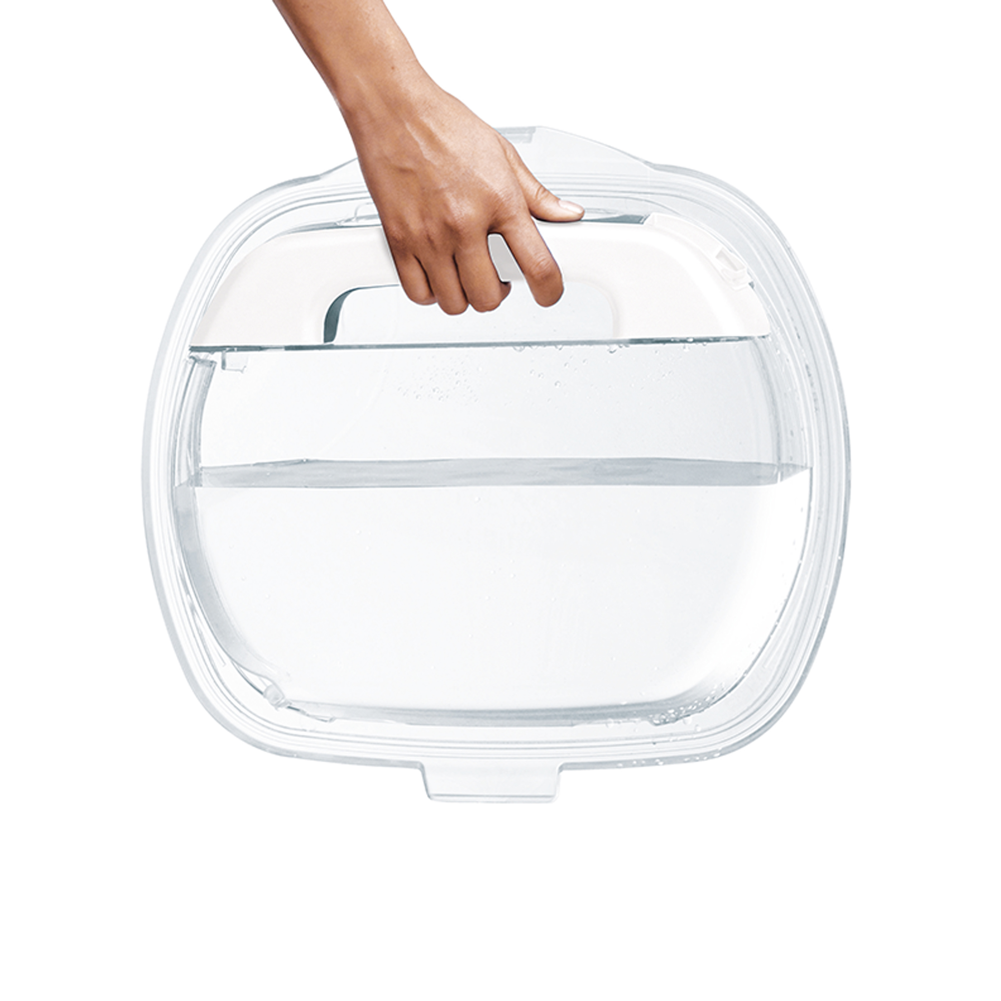 Una mano che tiene un contenitore trasparente pieno d'acqua.