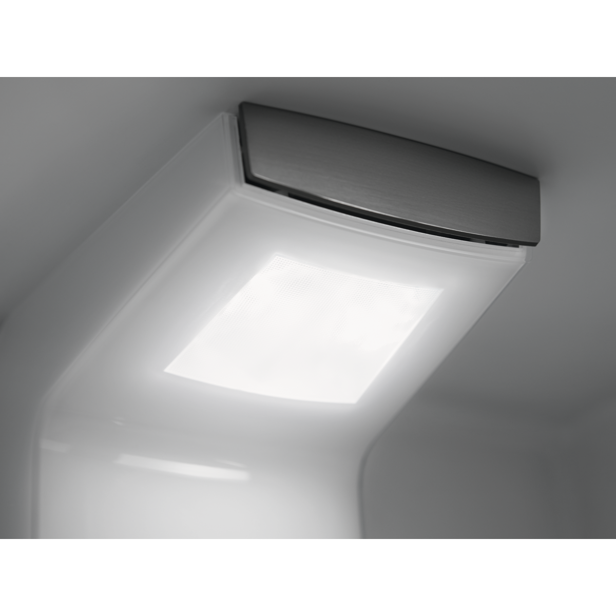 Un compartimento iluminado con una superficie superior de metal cepillado.
