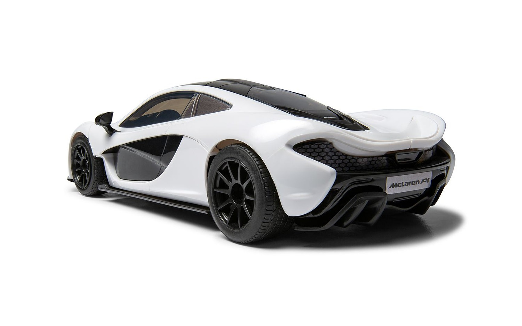 Biały model samochodu McLaren P1 z czarnymi akcentami, widziany od tyłu.
