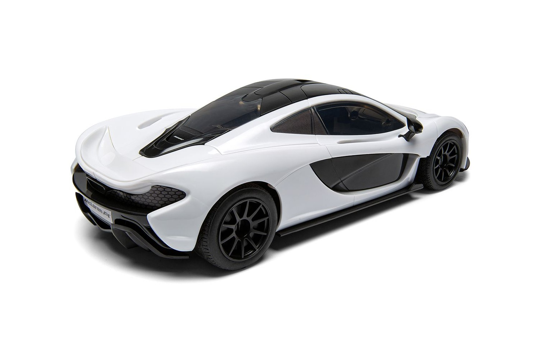 Biały samochód sportowy McLaren P1 z czarnymi akcentami na białym tle.