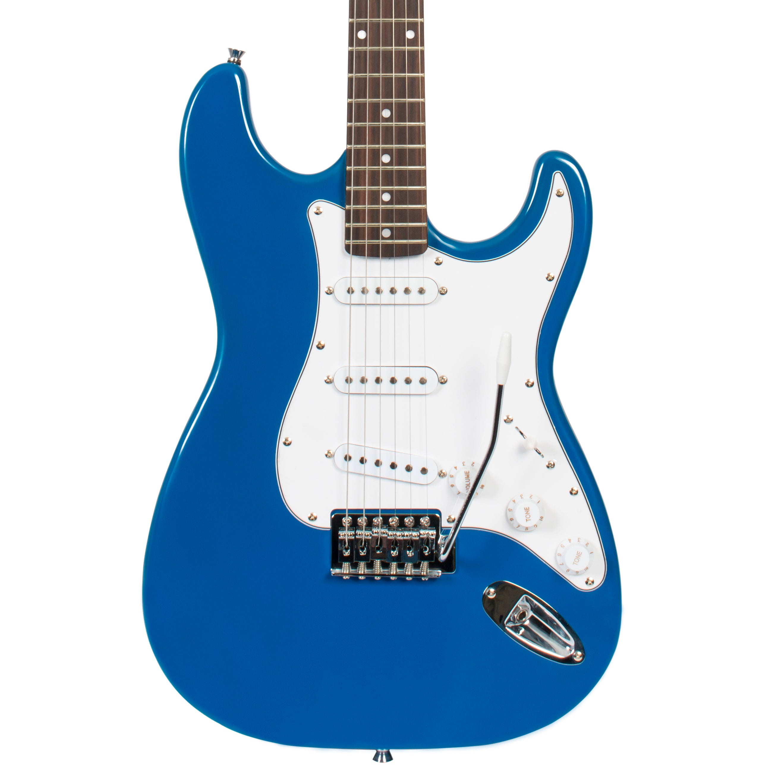 Een blauwe elektrische gitaar met witte slagplaat en chromen hardware, close-up.