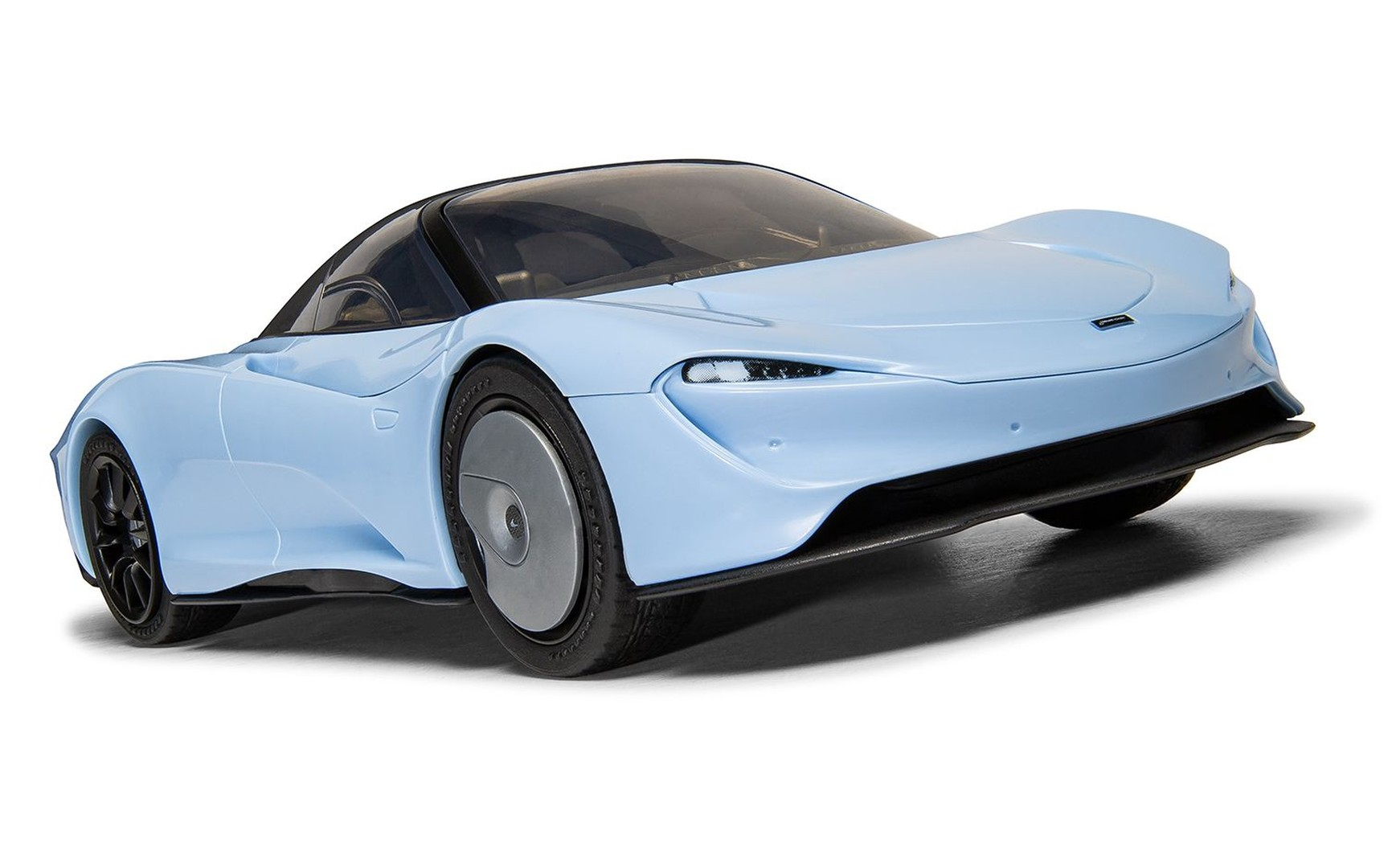 Jasnoniebieski samochód sportowy McLaren z czarnymi akcentami i srebrnymi kołami.
