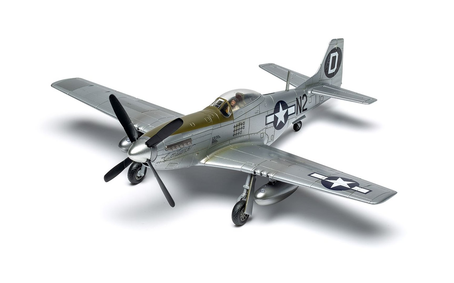 Srebrny model samolotu P-51 Mustang z czarną śmigłem i oliwkowozieloną kabiną.
