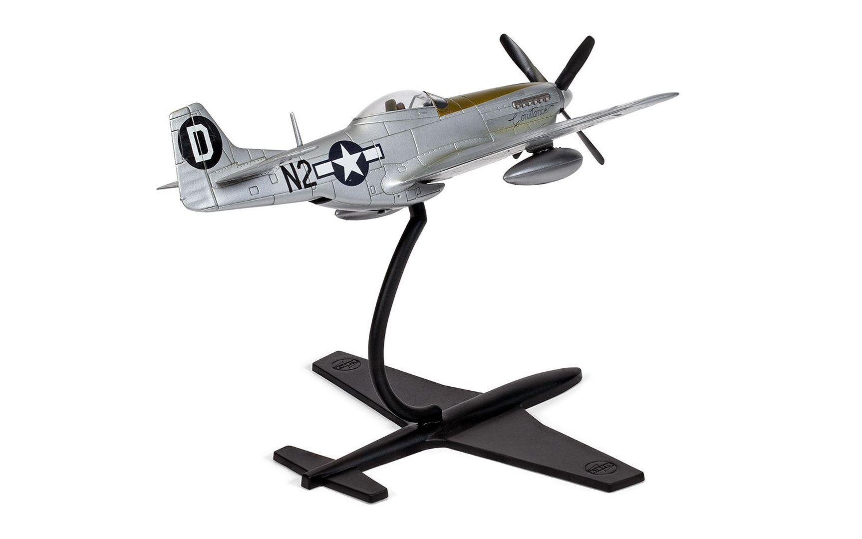 Srebrny model P-51 Mustang na czarnym stojaku z oznaczeniem N2.