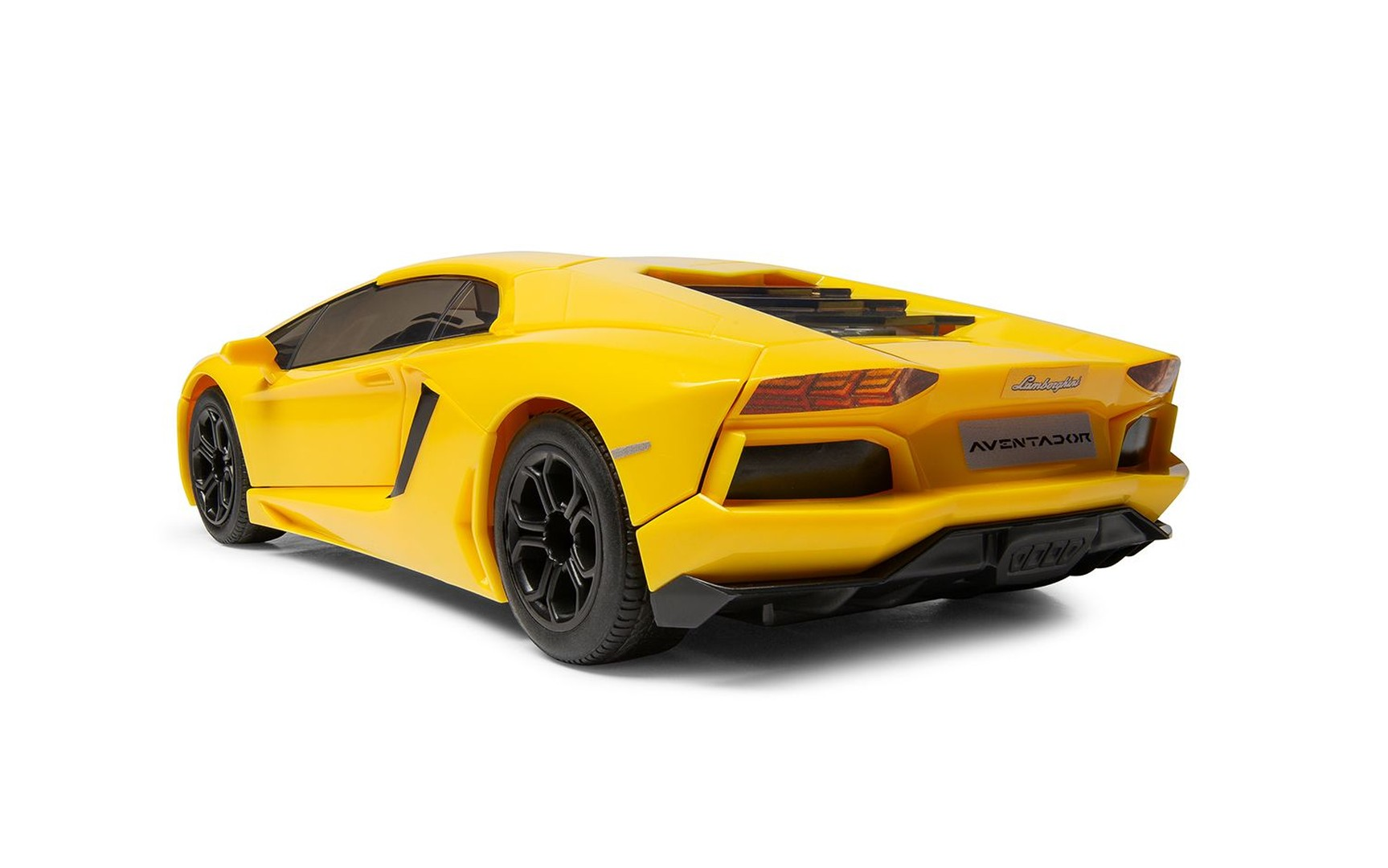 Żółty samochód sportowy Lamborghini Aventador widziany od tyłu na białym tle.