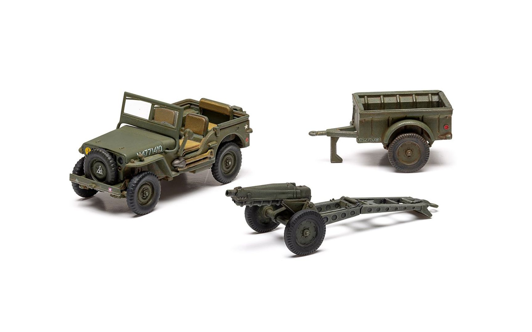Zielony jeep, przyczepa i laweta działowa na białym tle.