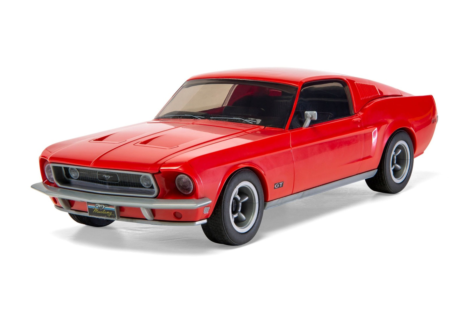 Czerwony samochodzik Mustang z chromowanymi detalami i plakietką GT.