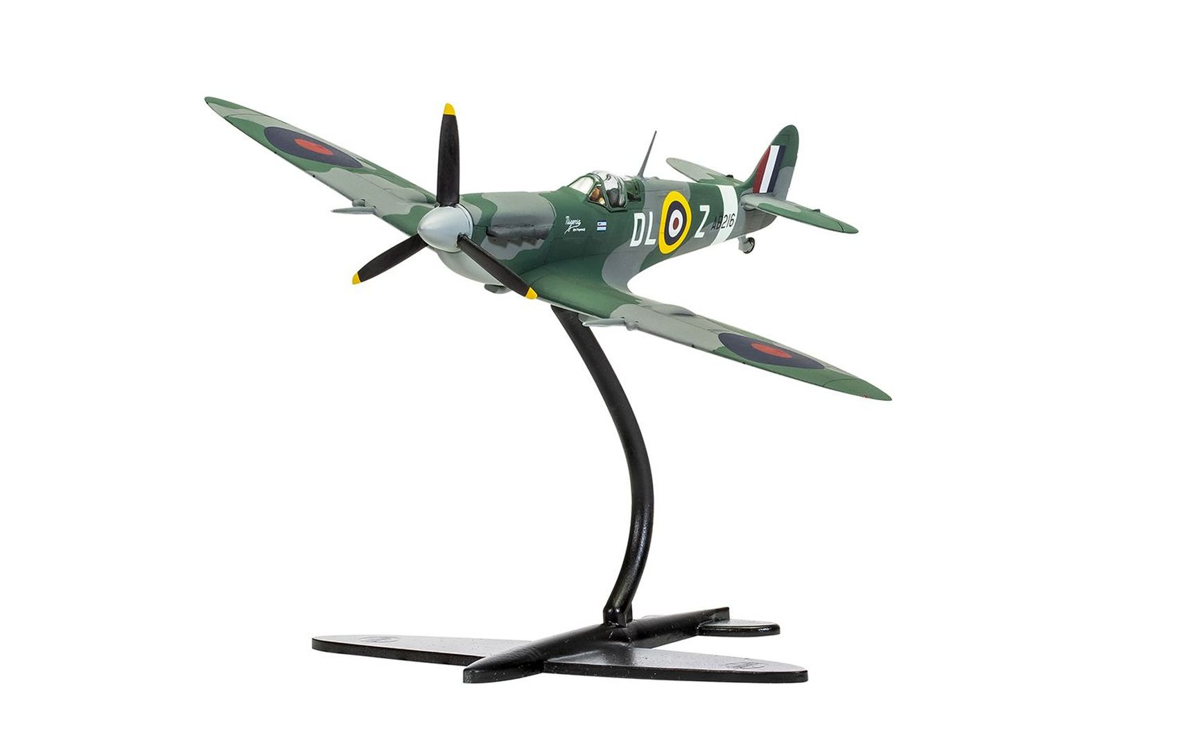 Zielony i szary model samolotu Spitfire na stojaku, widok na białym tle.