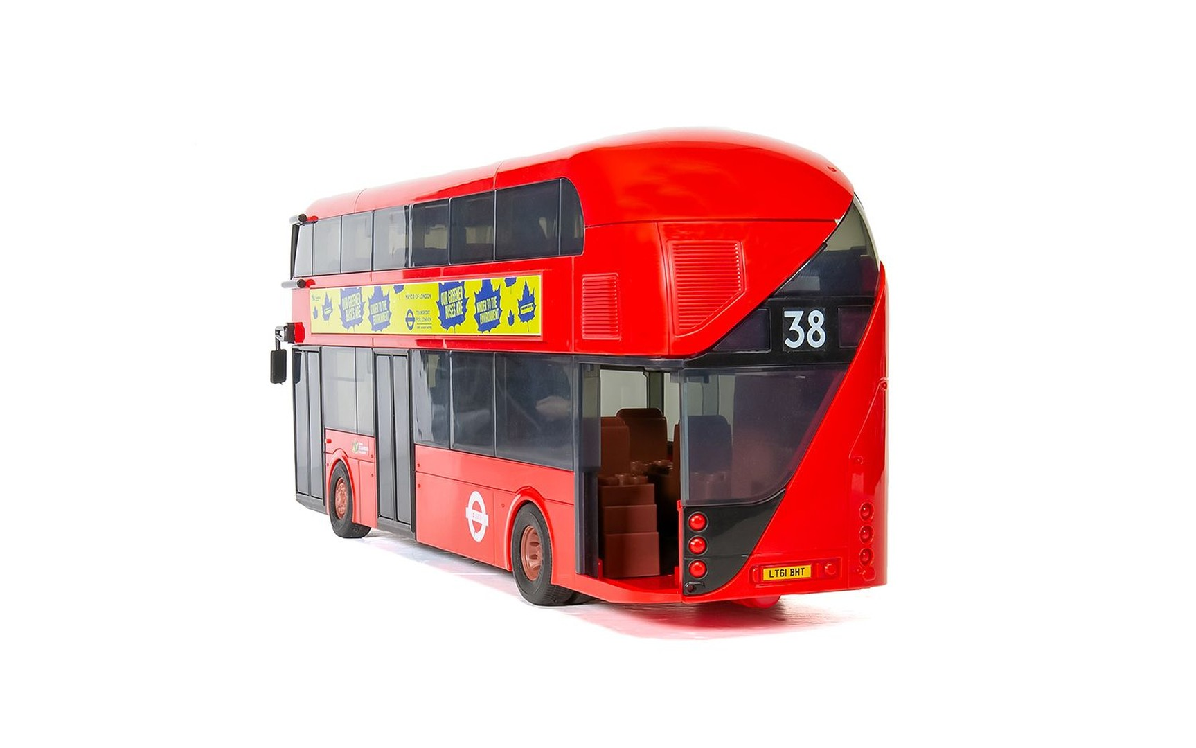Czerwony autobus piętrowy z numerem 38 na białym tle.