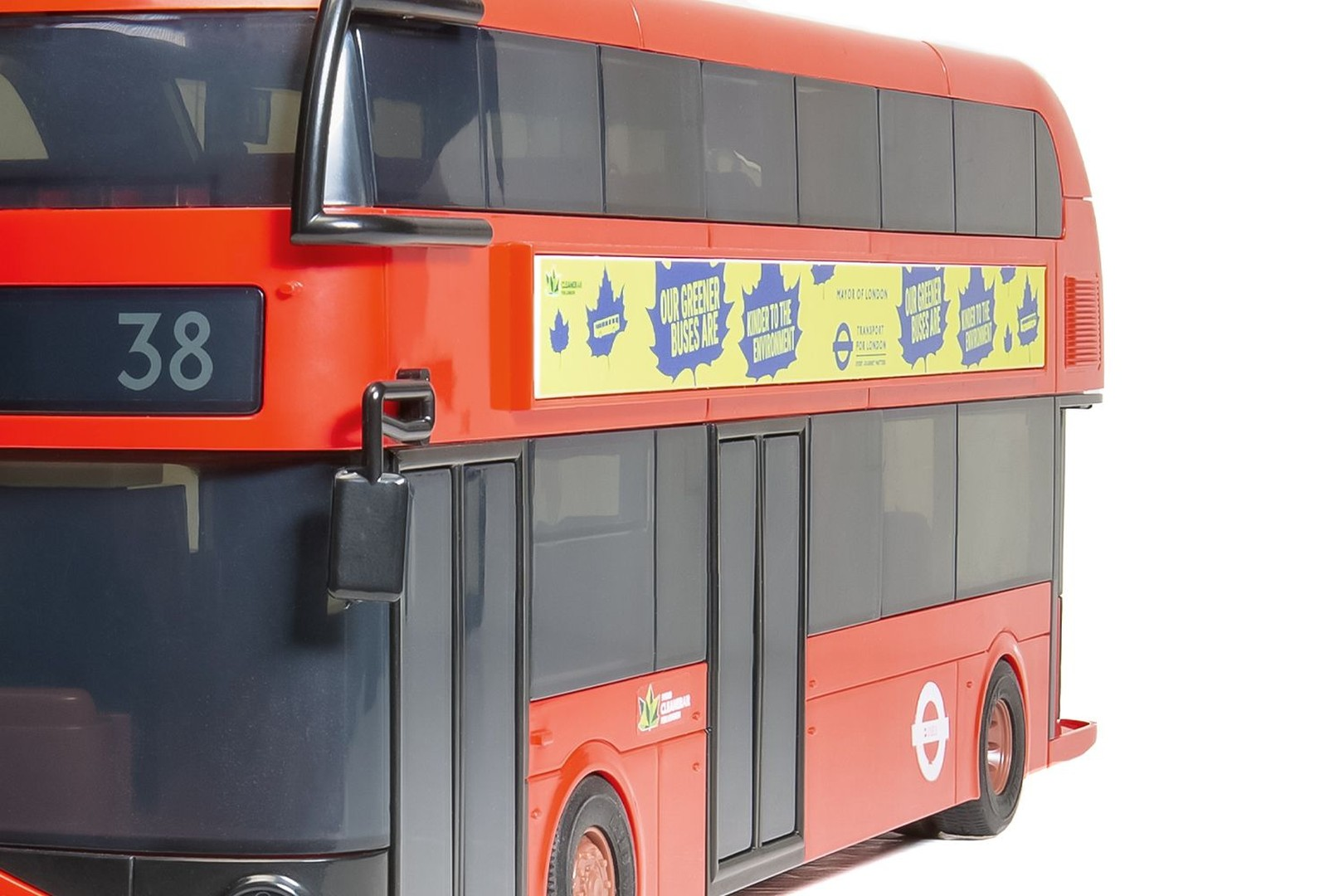 Czerwony londyński autobus piętrowy z numerem 38 i panelem reklamowym.