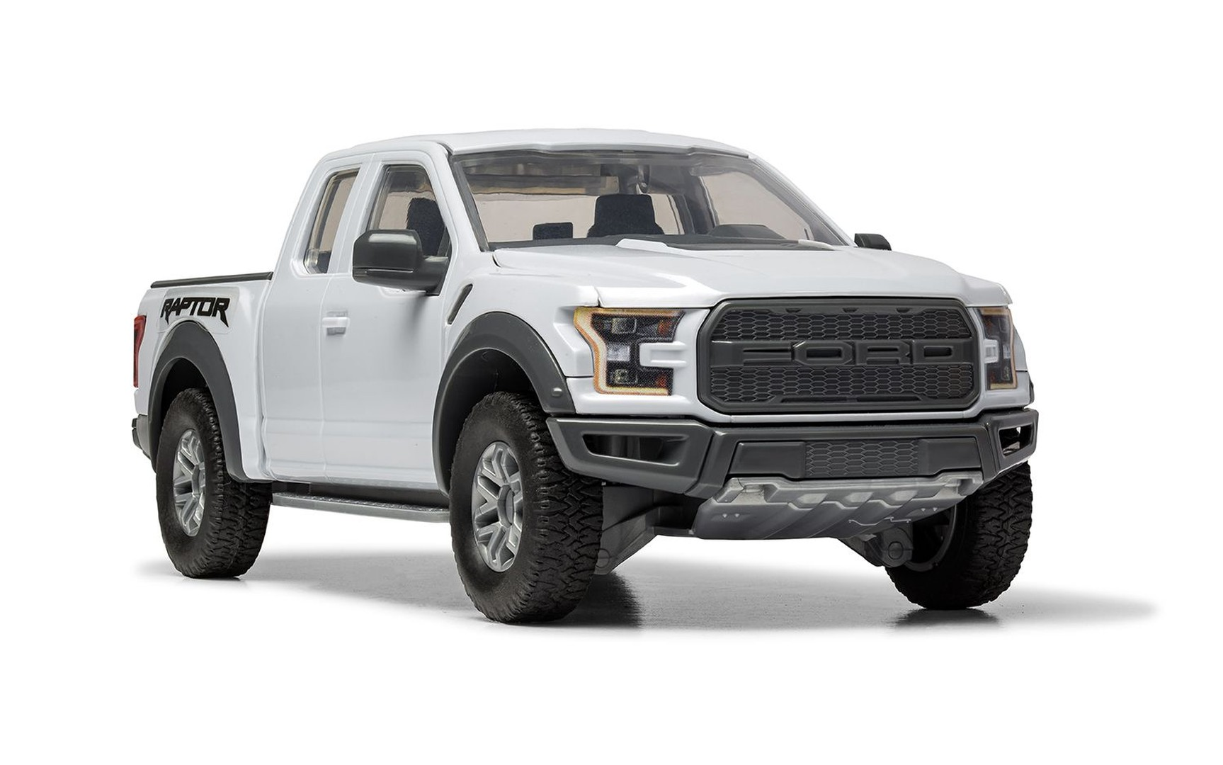 Biały Ford Raptor pickup z czarnymi błotnikami, na białym tle.