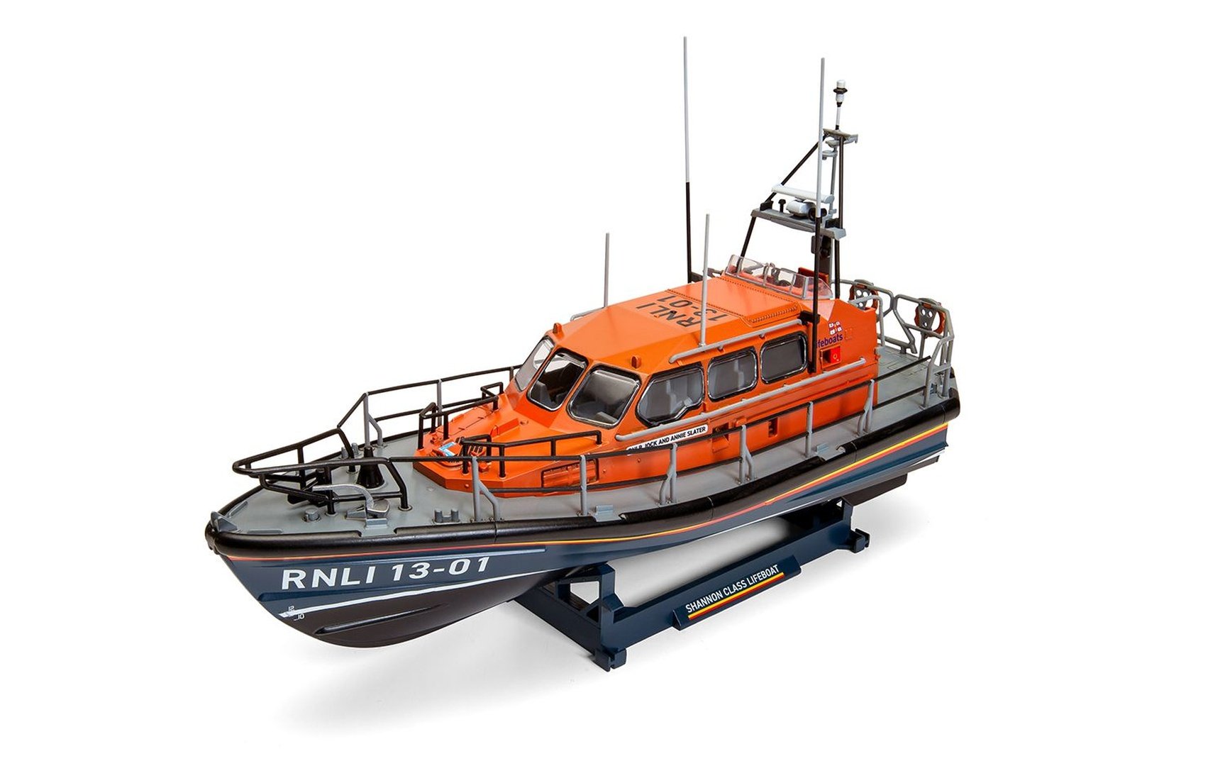 Pomarańczowa łódź ratunkowa z napisem RNLI 13-01, wystawiona na stojaku.
