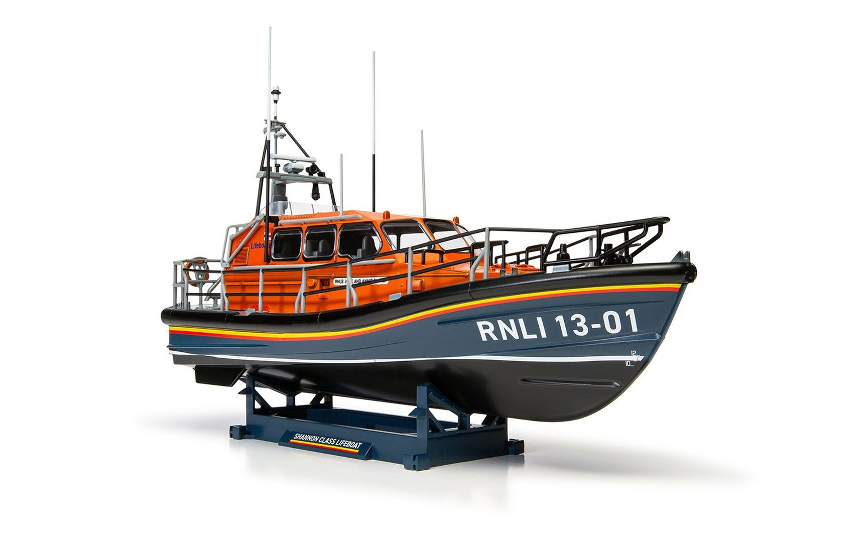 Pomarańczowa łódź ratownicza z napisem RNLI 13-01 na stojaku.