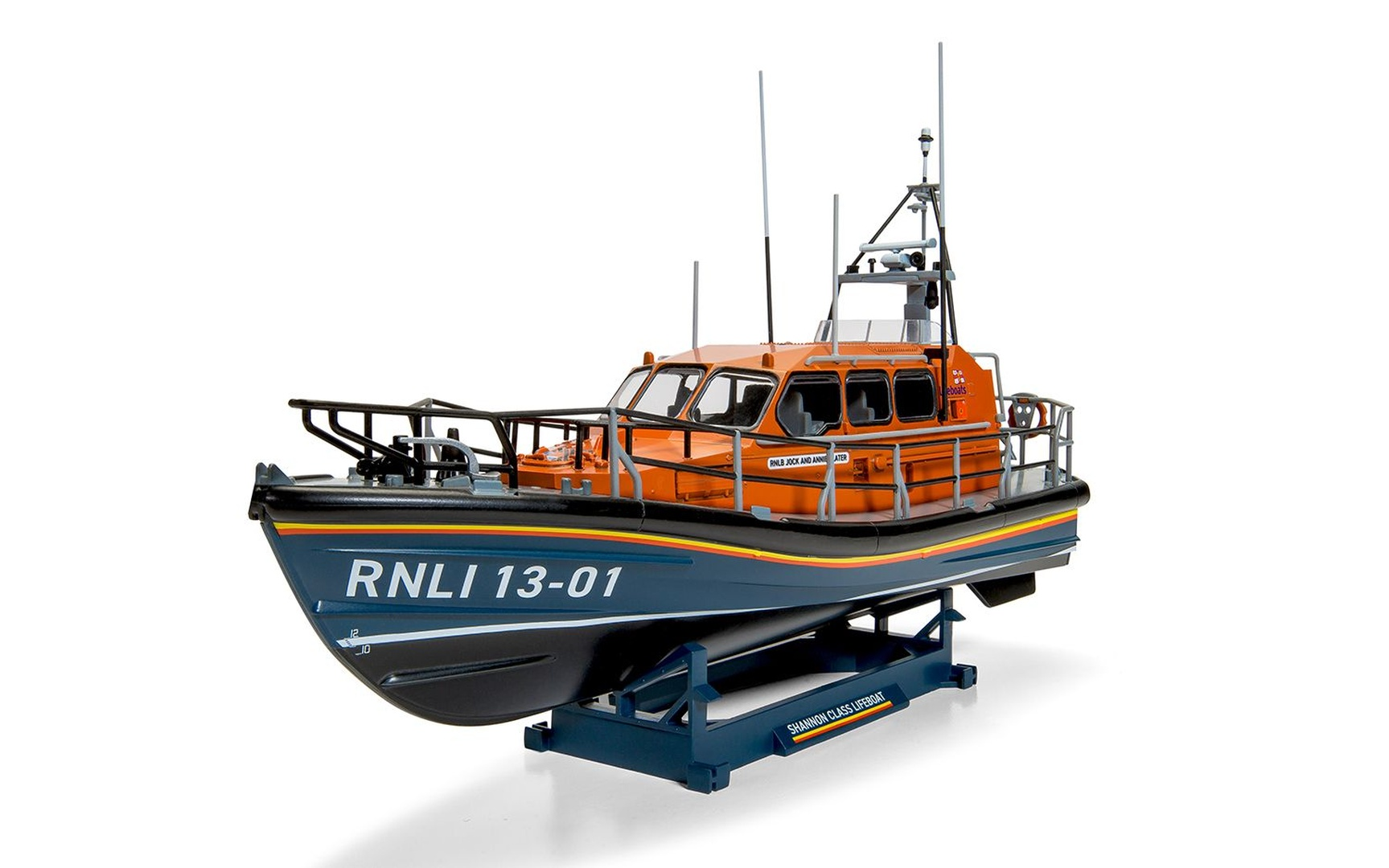 Pomarańczowa łódź ratunkowa z napisem RNLI 13-01 stoi na niebieskim stojaku.
