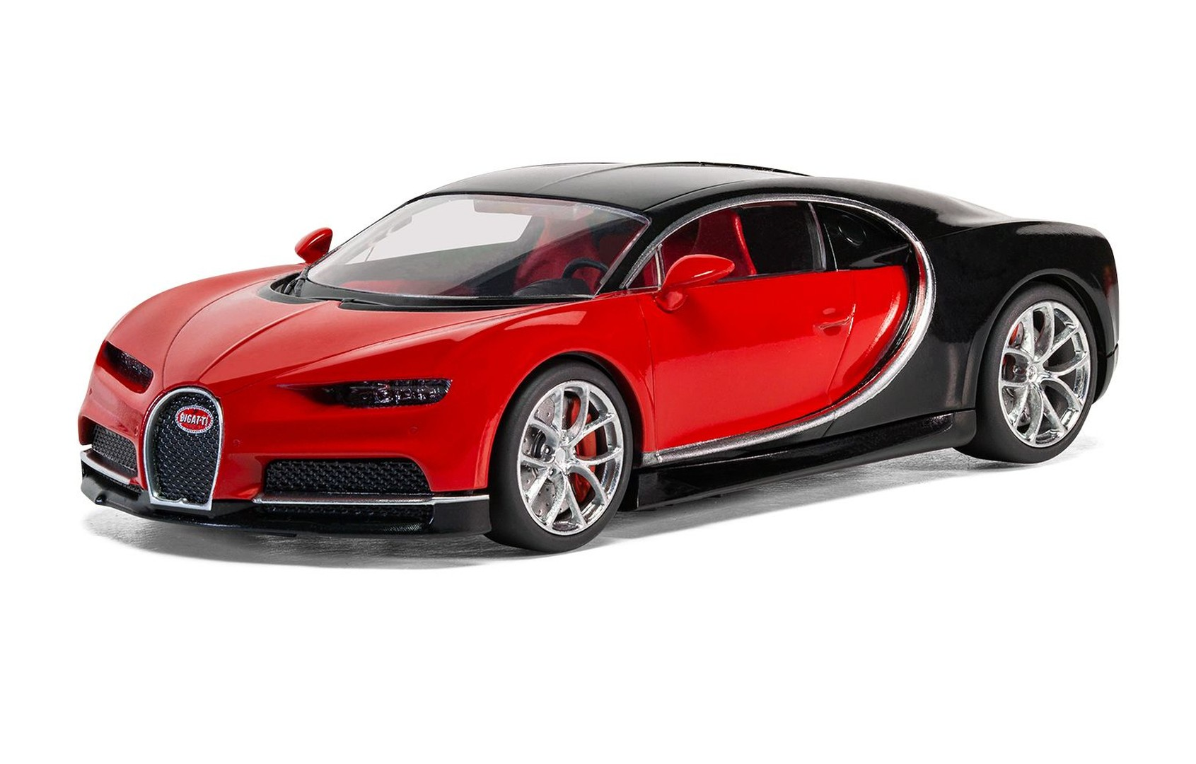 Czerwono-czarny model samochodu sportowego Bugatti z srebrnymi felgami.